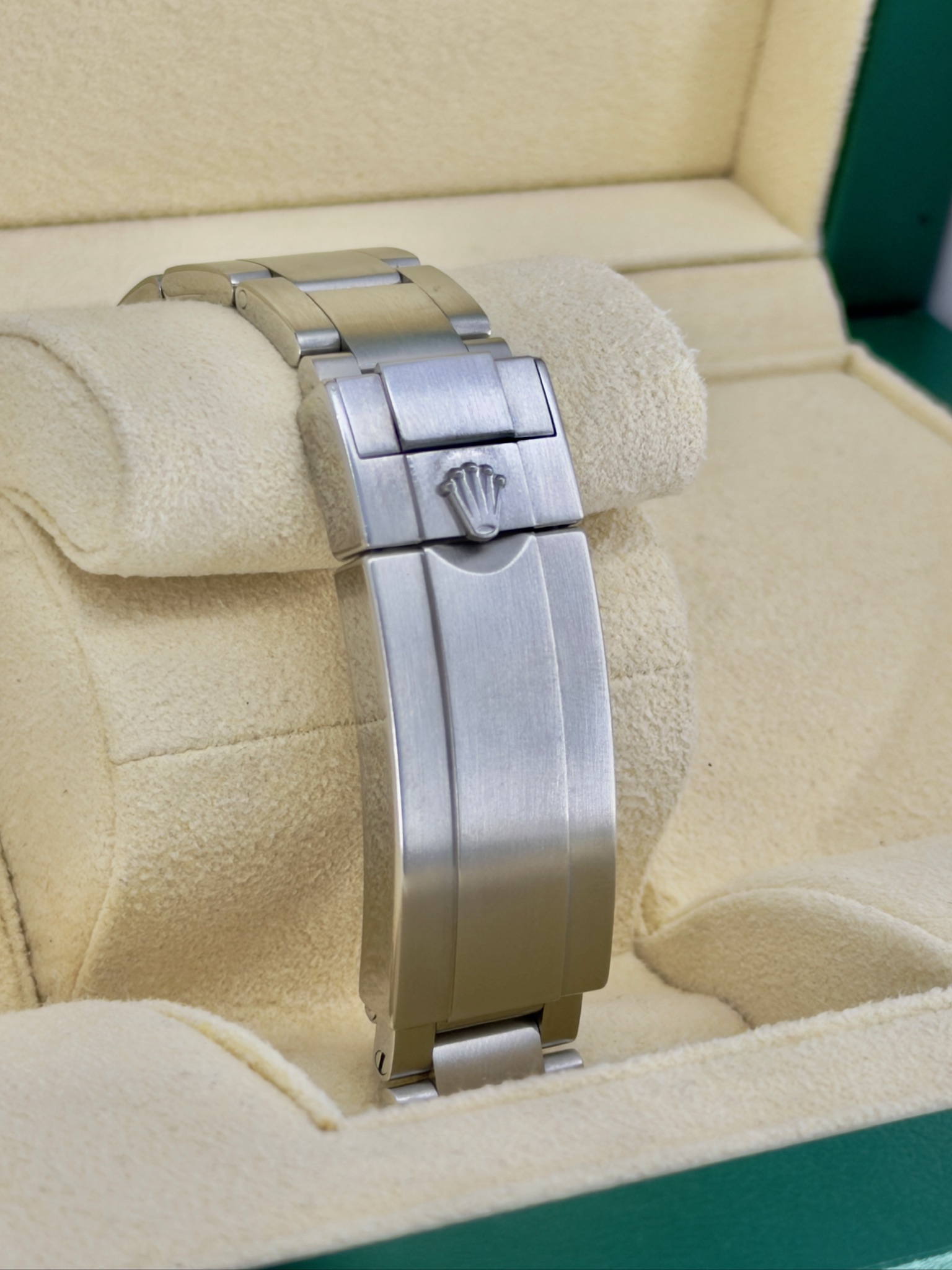 Bracelet 2 Pre-Owned Rolex Submariner 116610Lv Box and Papers