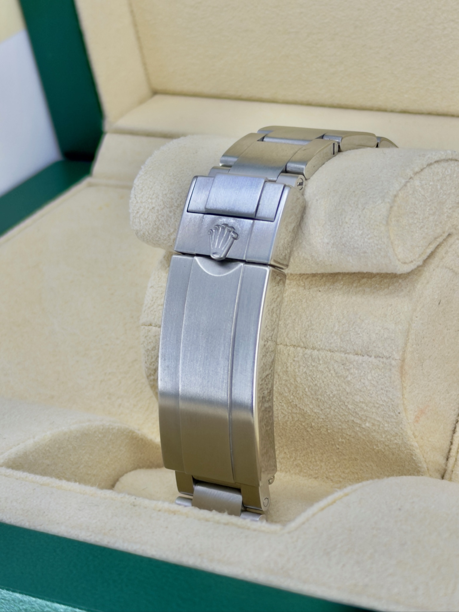 Bracelet Pre-Owned Rolex Submariner 116610Lv Box and Papers