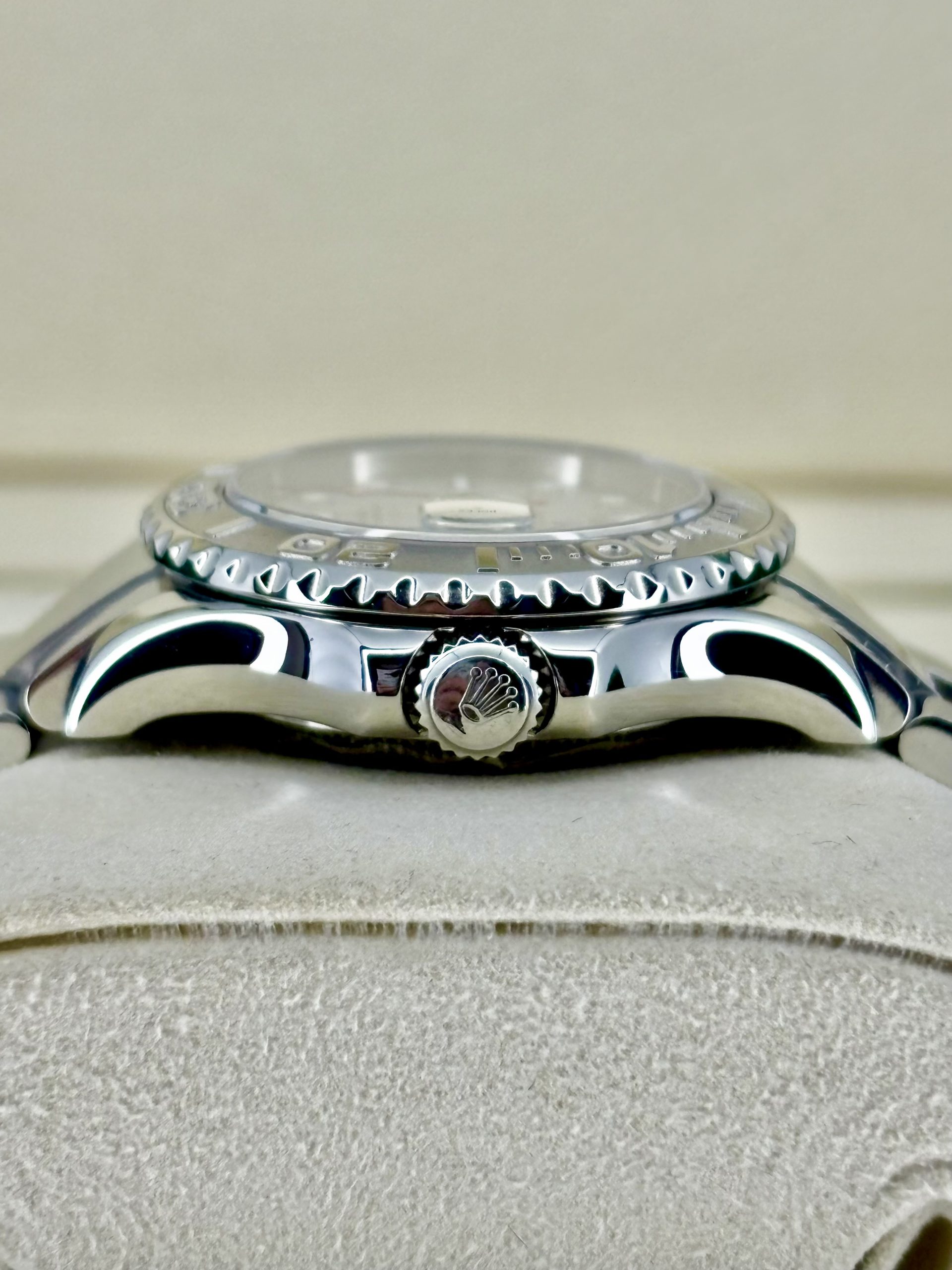 Side Case 2 Pre-Owned Rolex Yachtmaster 169622 Rhodium