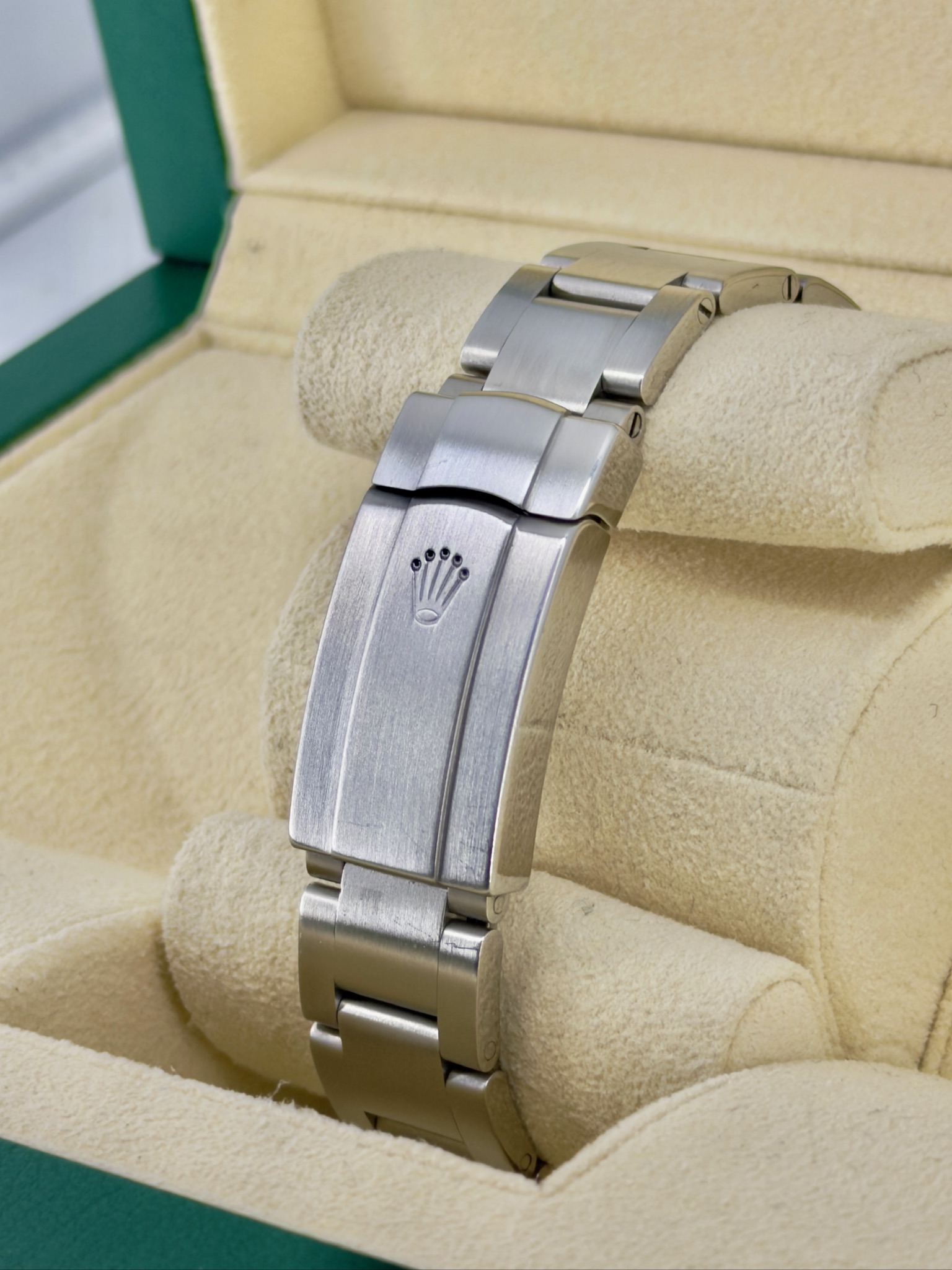Bracelet Pre-Owned Rolex Oyster Perpetual 114200 Watch and Box