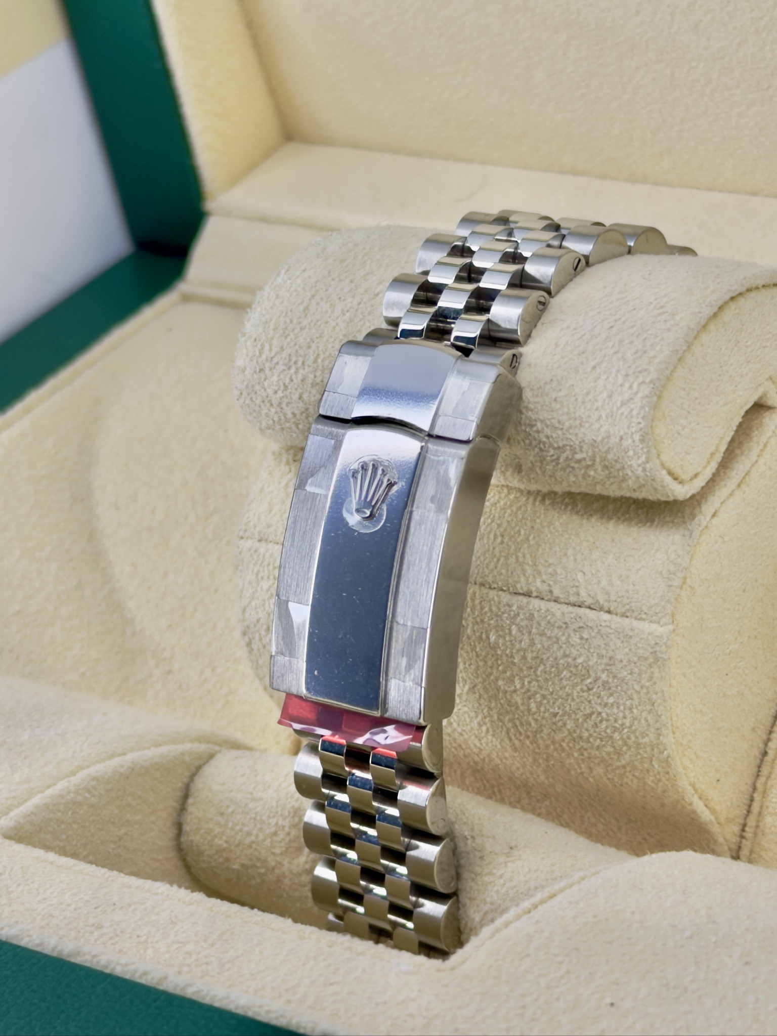 Bracelet Pre-Owned Rolex Datejust 126300 Box and Papers