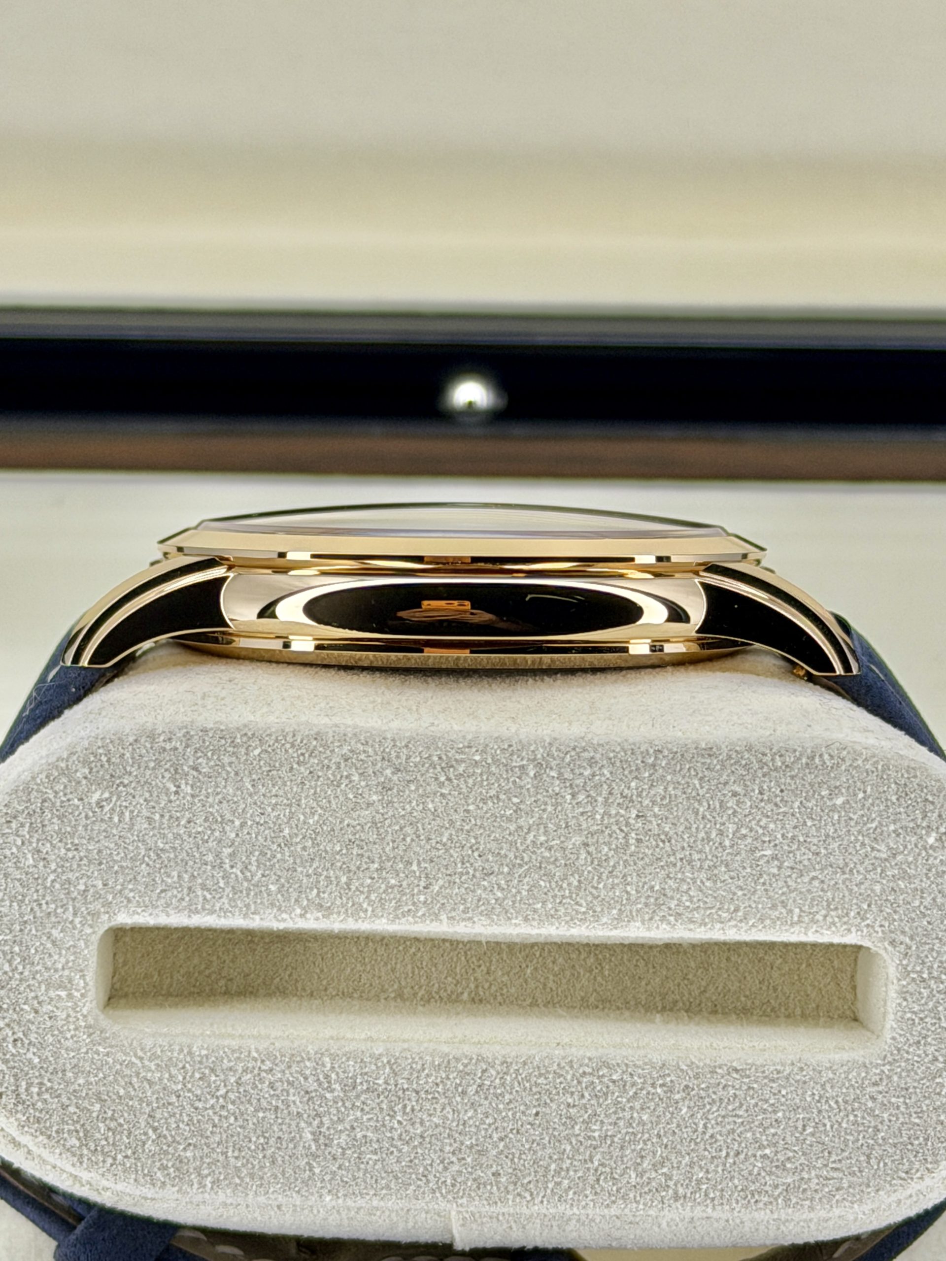Side Case Pre-Owned Patek Philippe Calatrava Travel Time 5224R