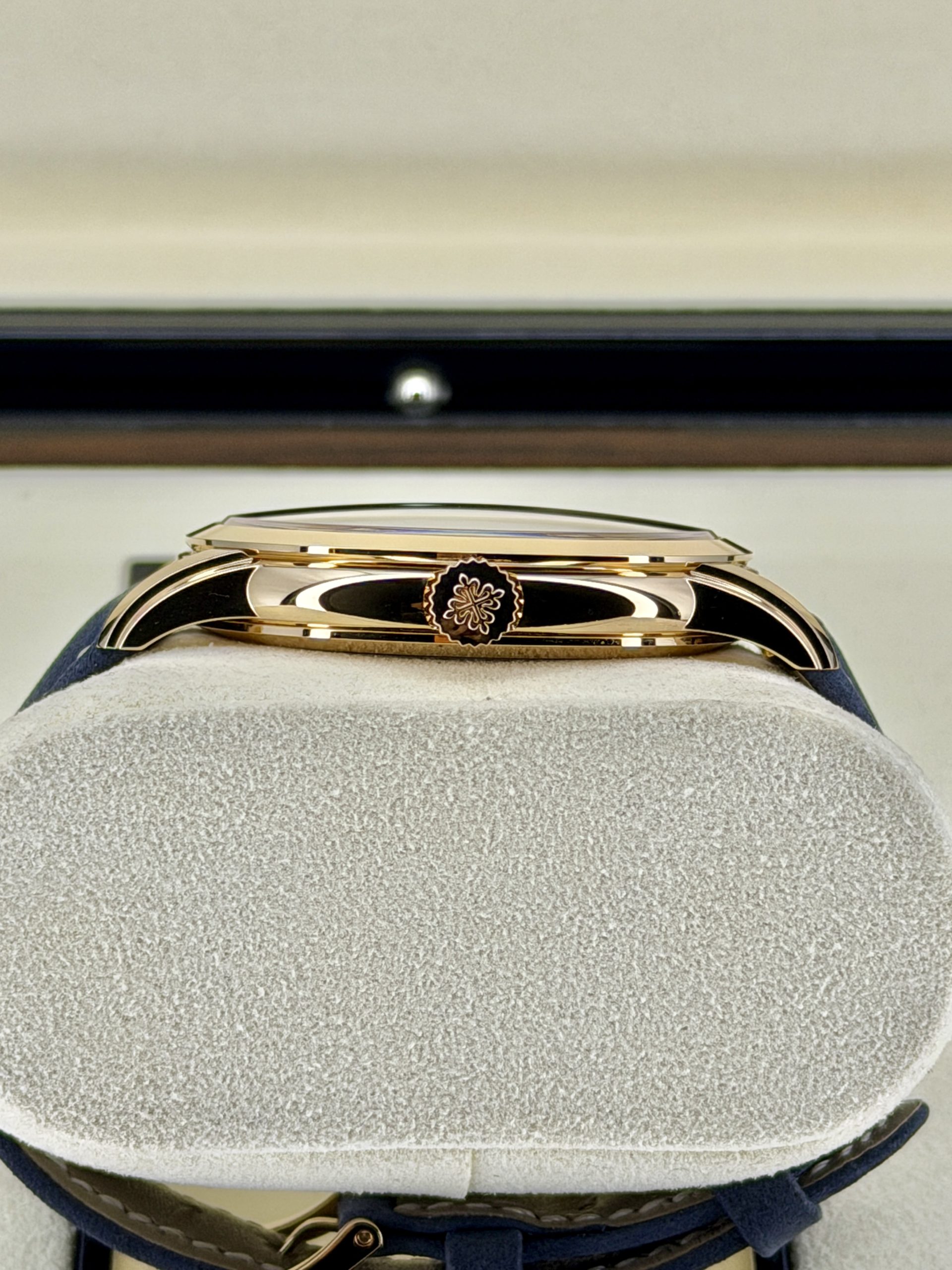 Side Case 2 Pre-Owned Patek Philippe Calatrava Travel Time 5224R