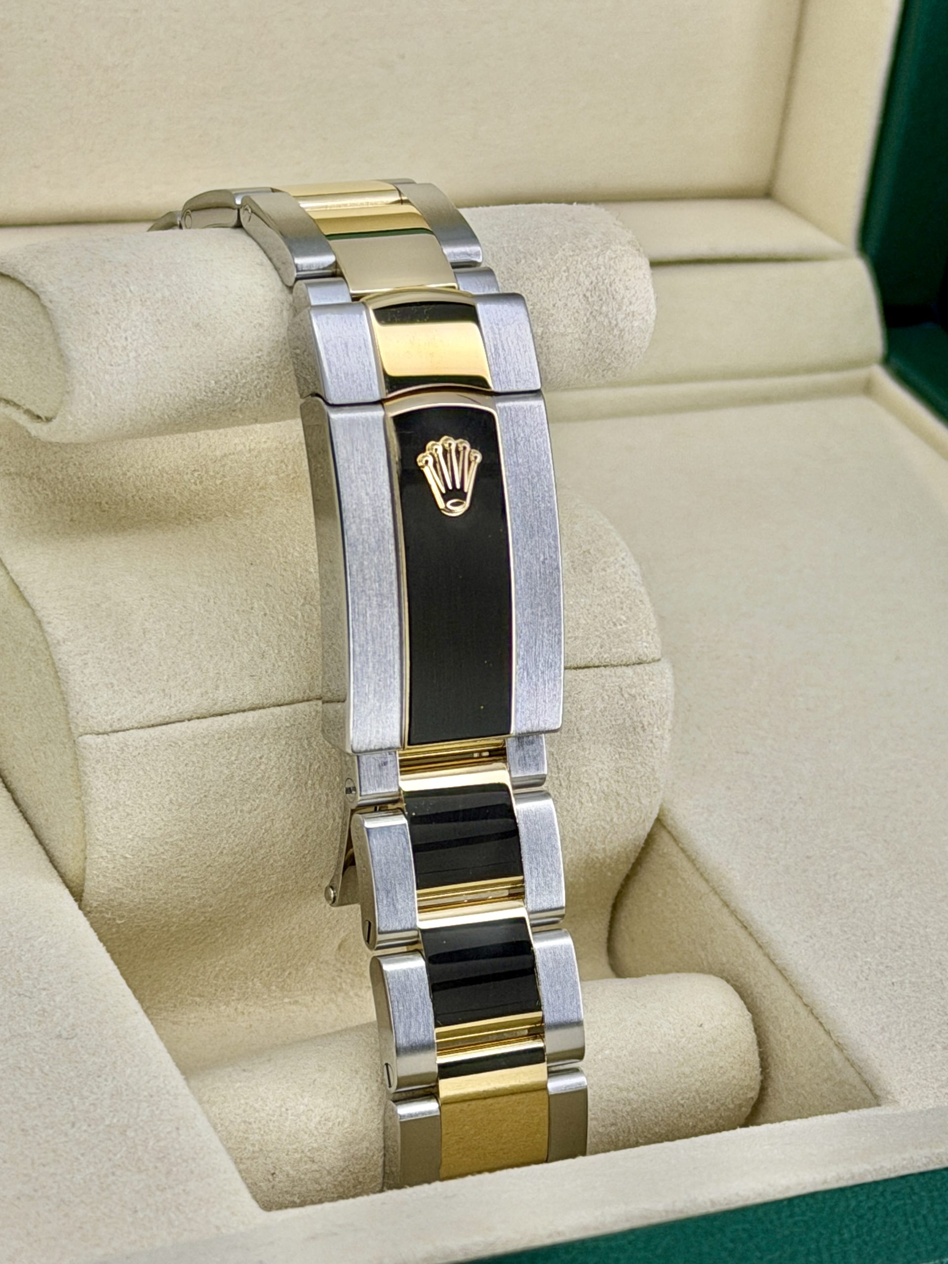 126333 Champagne Diamond 2021 Box and Papers - Image 4