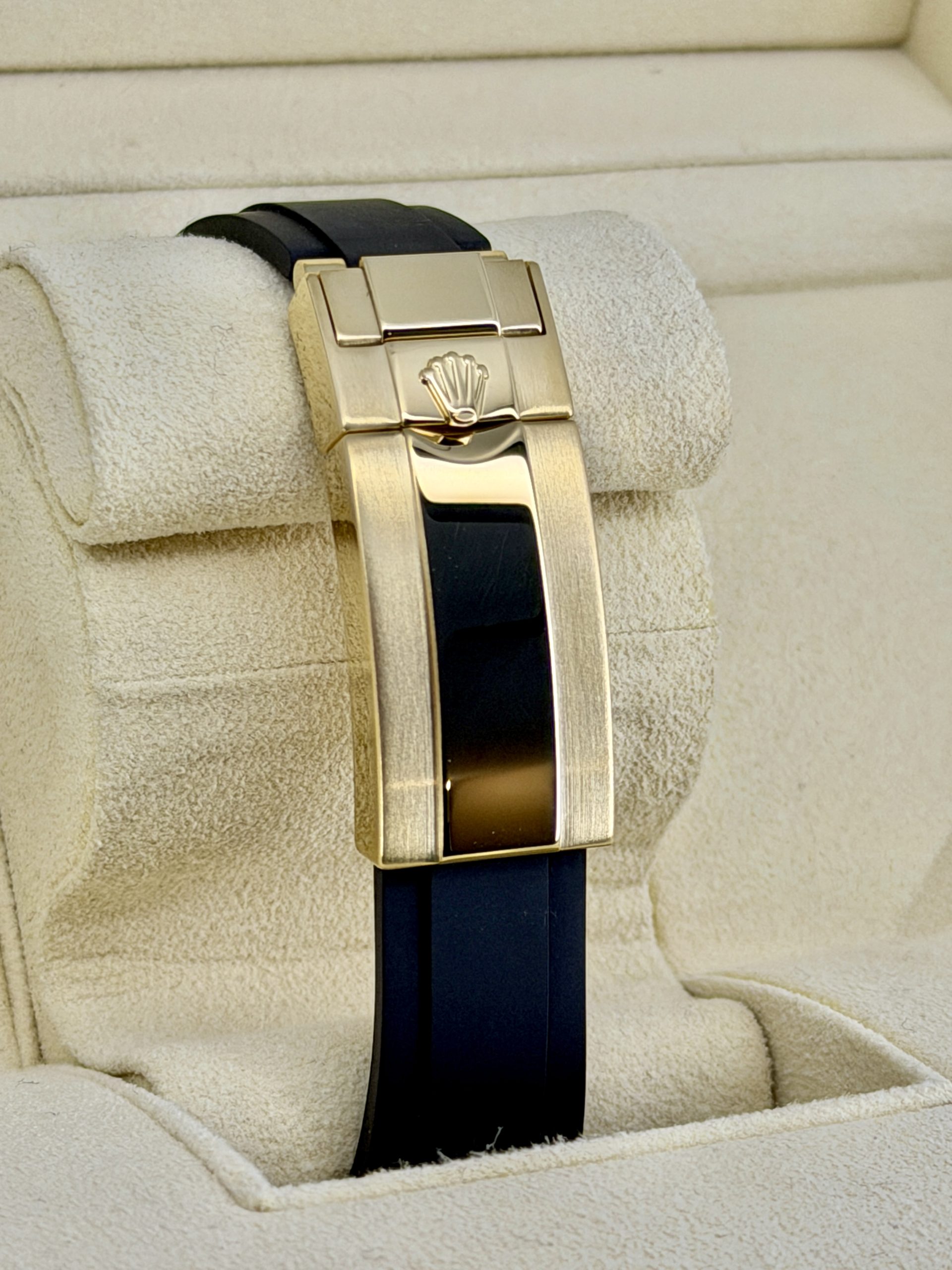 Side Shot Pre-Owned Rolex Yachtmaster 226658