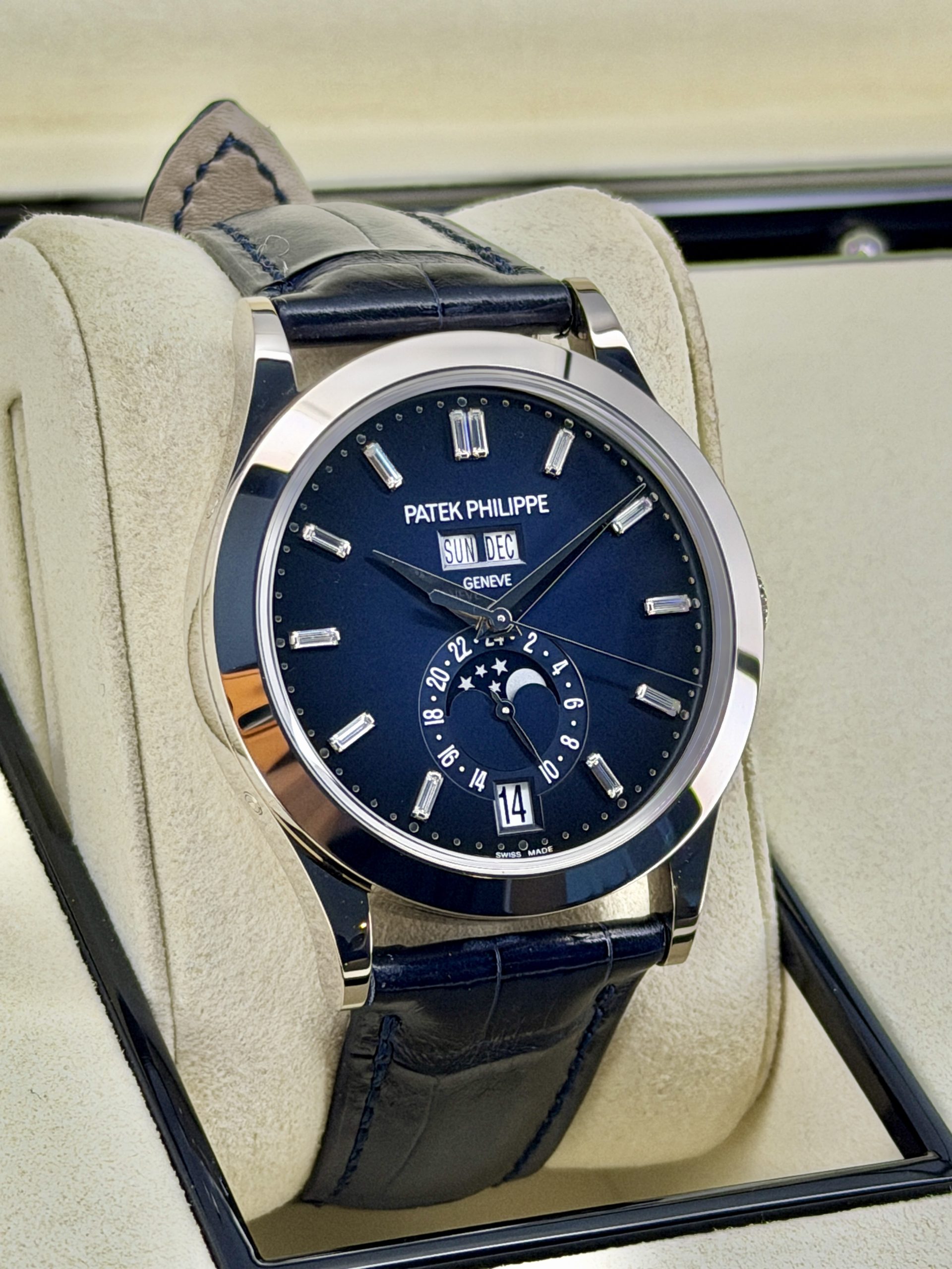 Side Face 2 Pre-Owned Patek Philippe 5396G