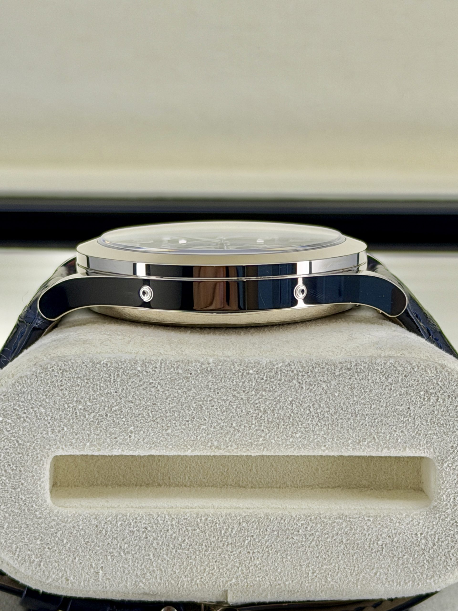 Side Case Pre-Owned Patek Philippe 5396G