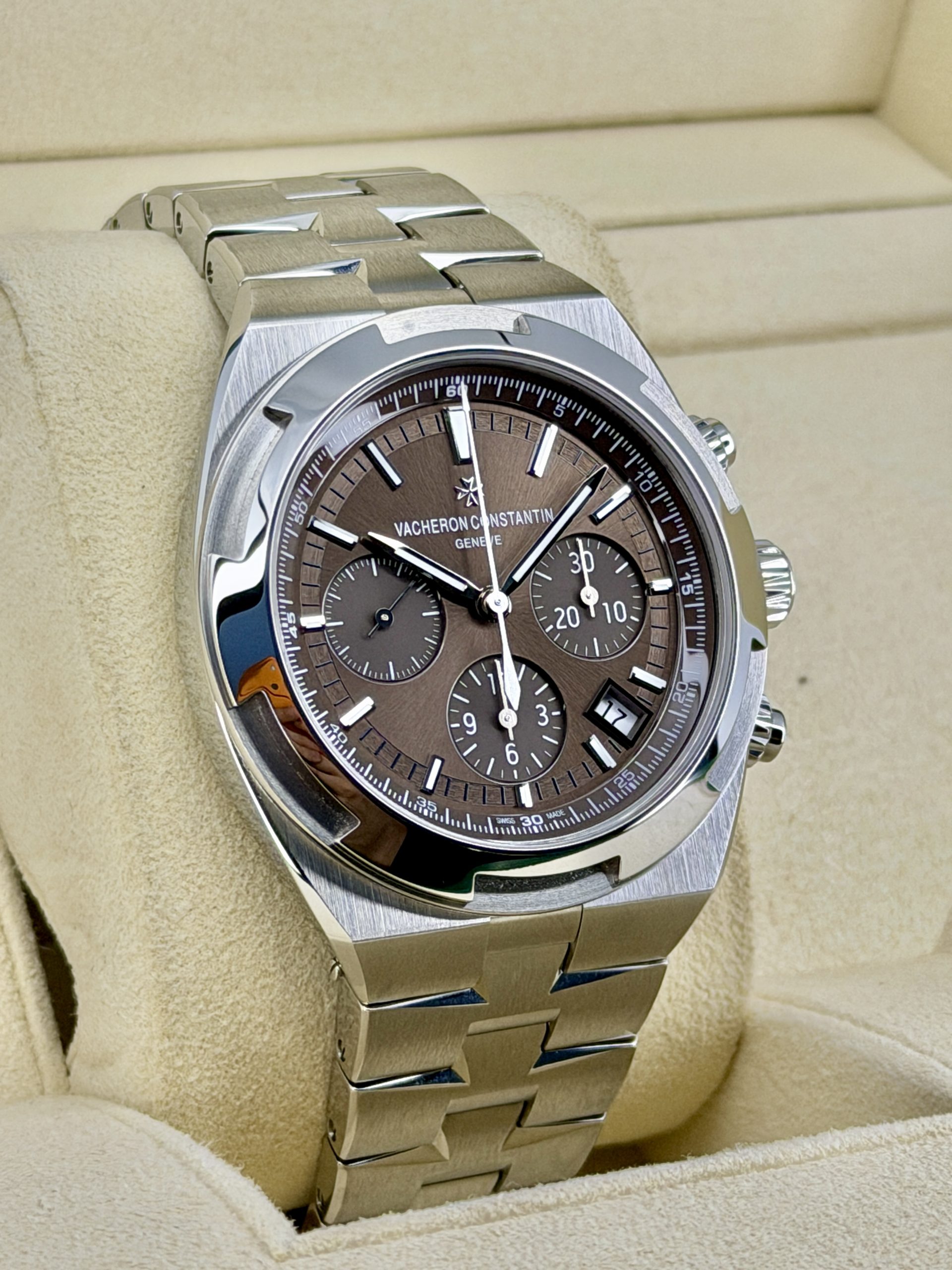 Side Face Pre-Owned Vacheron Constantin 5500V Chestnut Brown