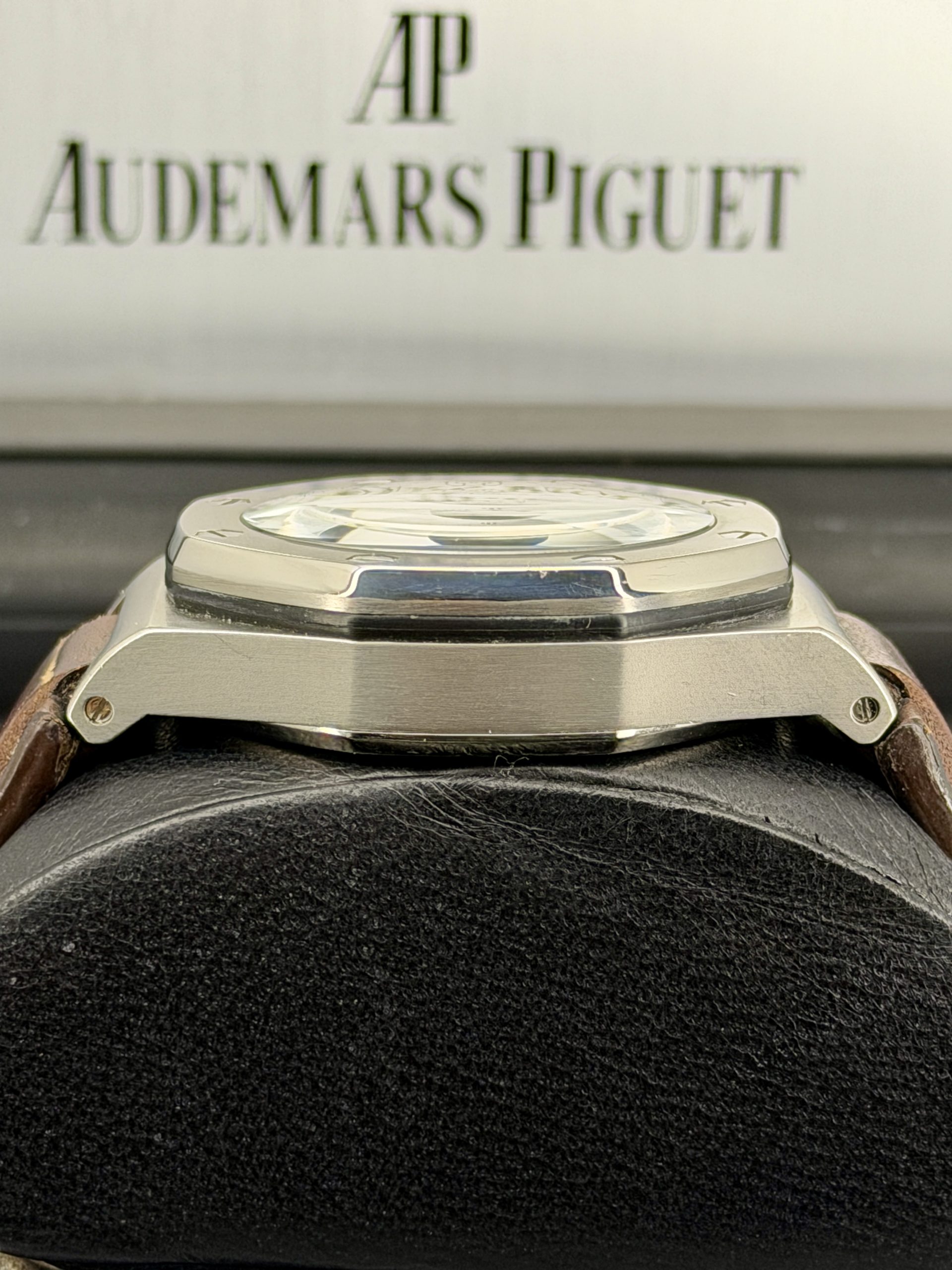 Side Case Pre-Owned Audemars Piguet Royal Oak Offshore 25863TI