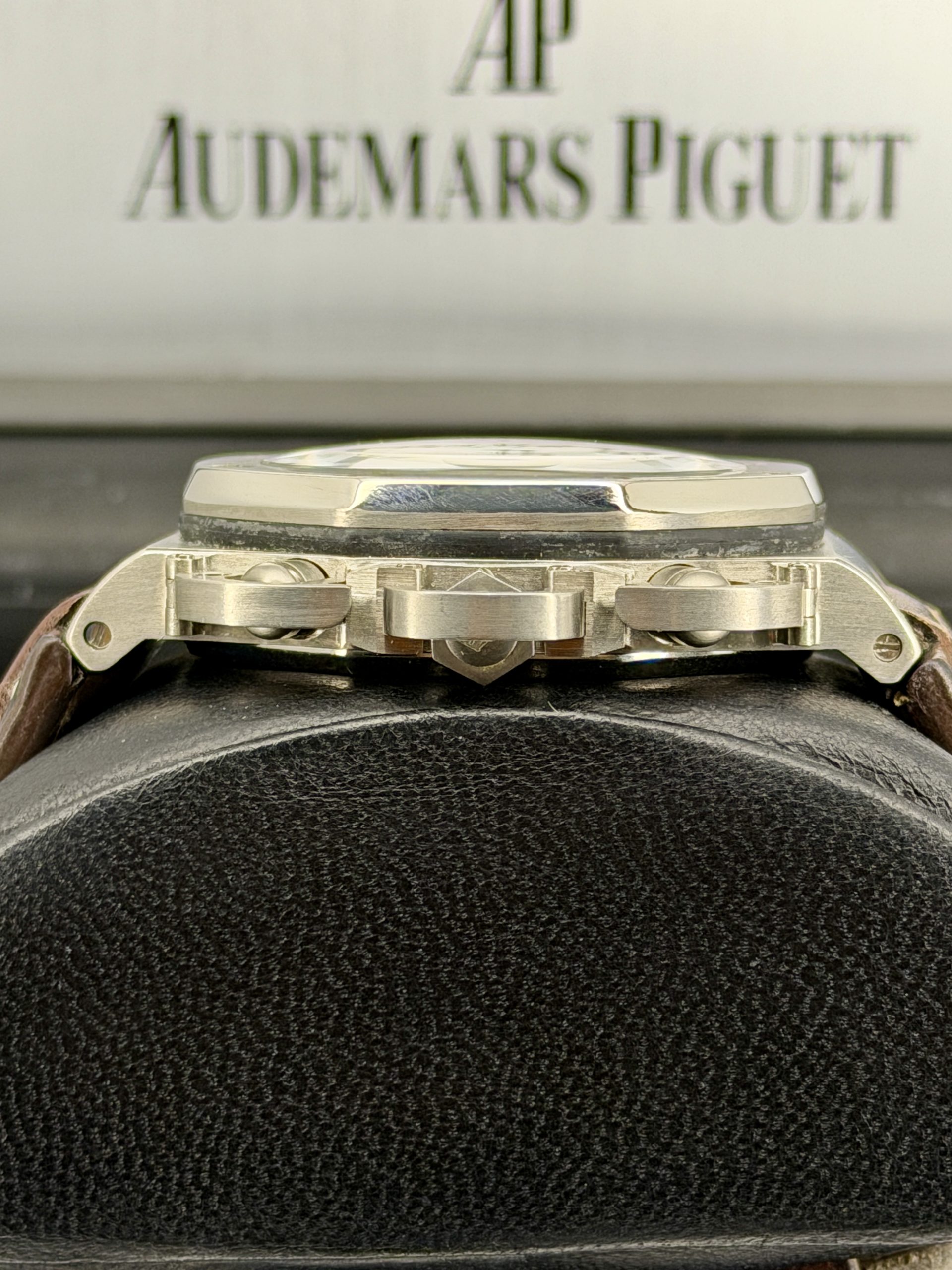 Side Case 2 Pre-Owned Audemars Piguet Royal Oak Offshore 25863TI