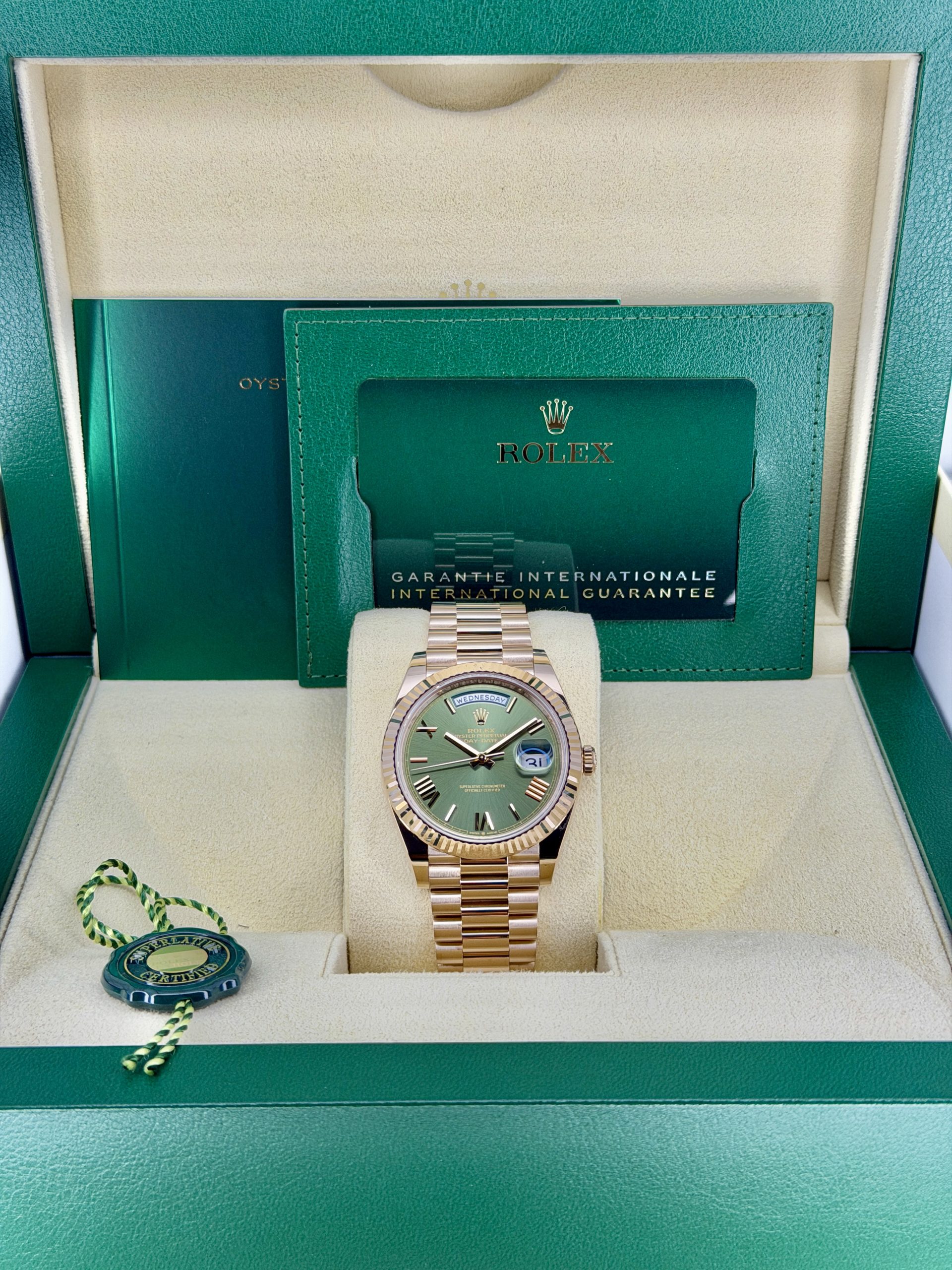 Box and Papers pre-owned Rolex Day-Date 228235 Olive Dial