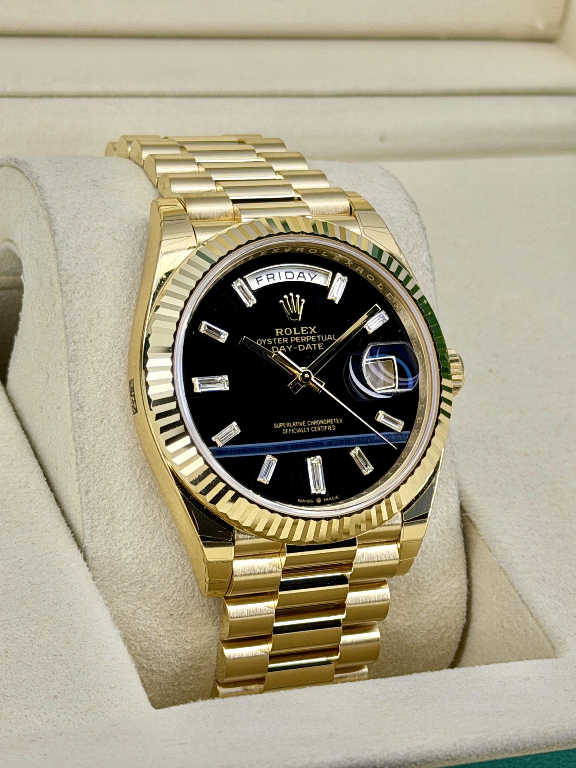 Side Face 2 pre-owned Rolex Day-Date 228238 Onyx Baguettel