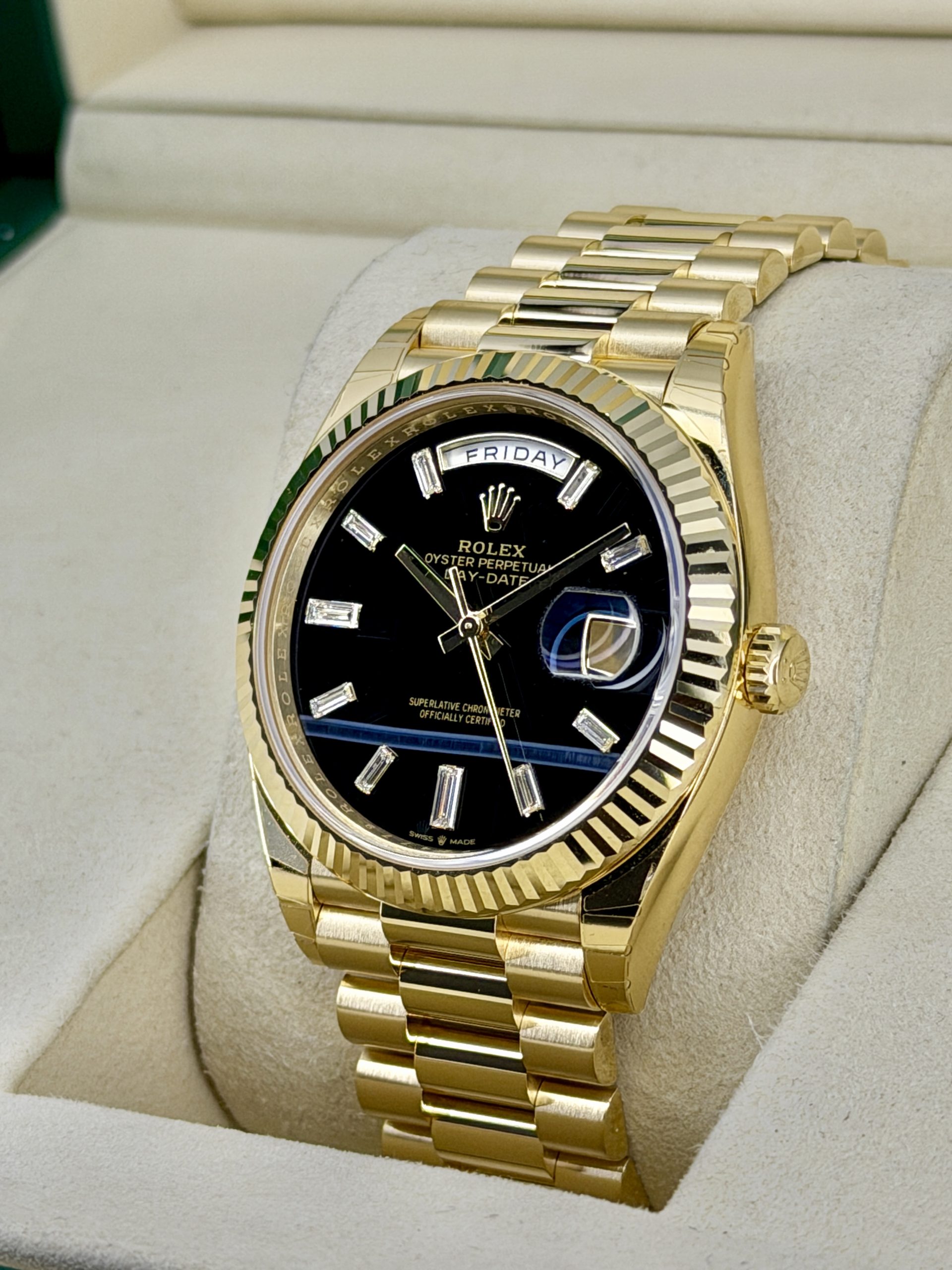 Side Face pre-owned Rolex Day-Date 228238 Onyx Baguettel