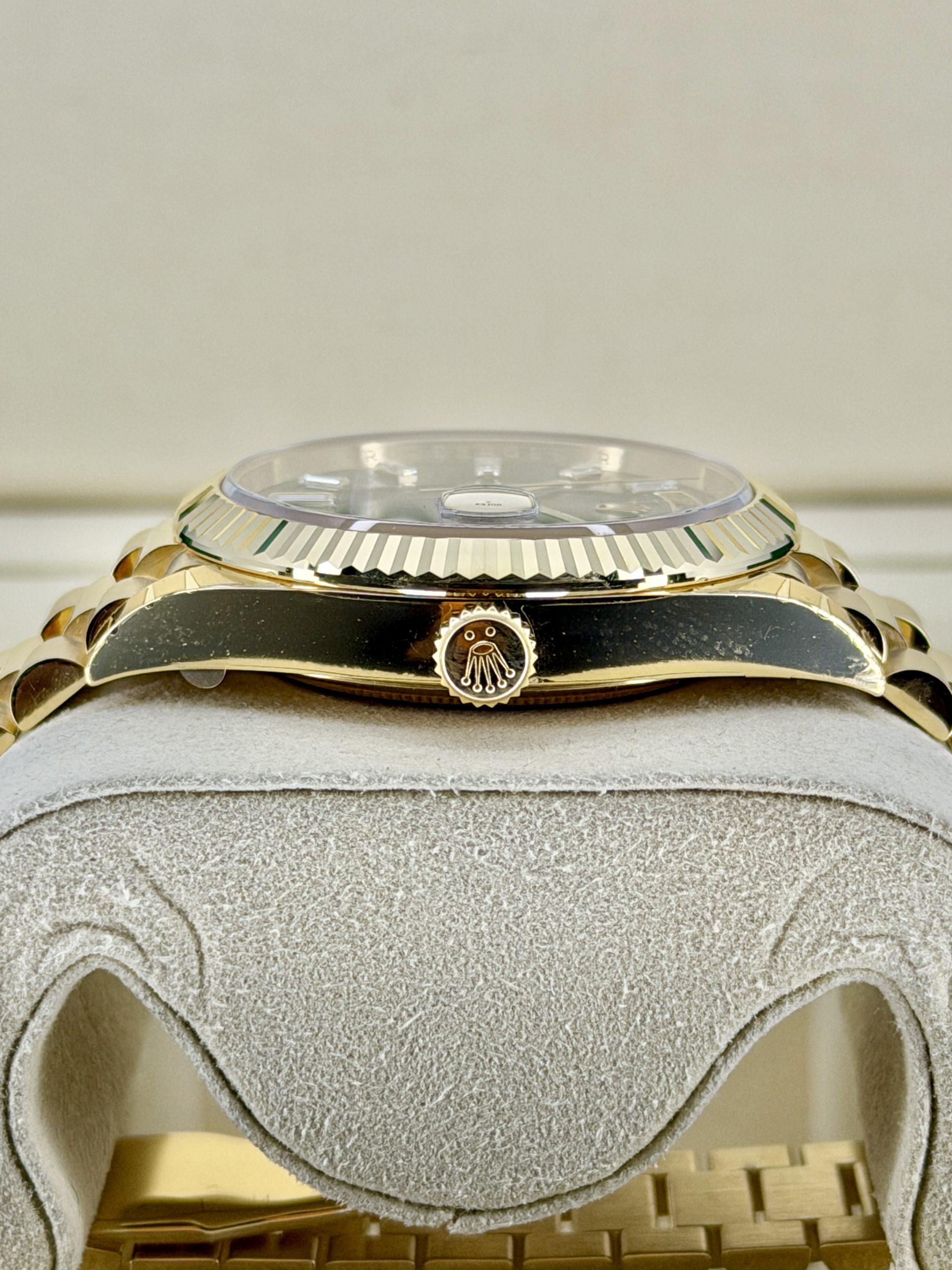 Side Shot pre-owned Rolex Day-Date 228238 Onyx Baguettel