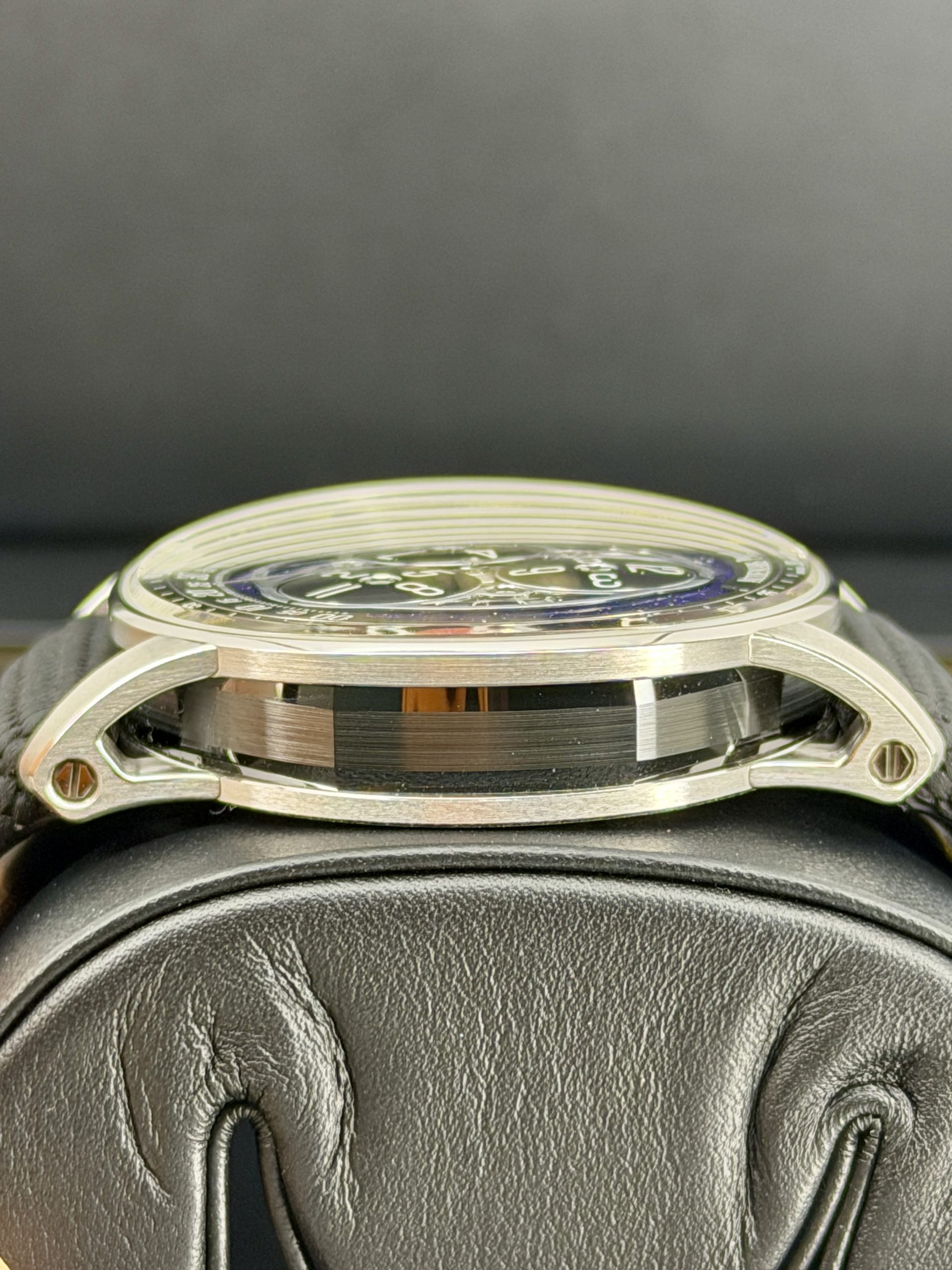 Side Shot 2 pre-owned Audemars Piguet Starwheel 15212NB