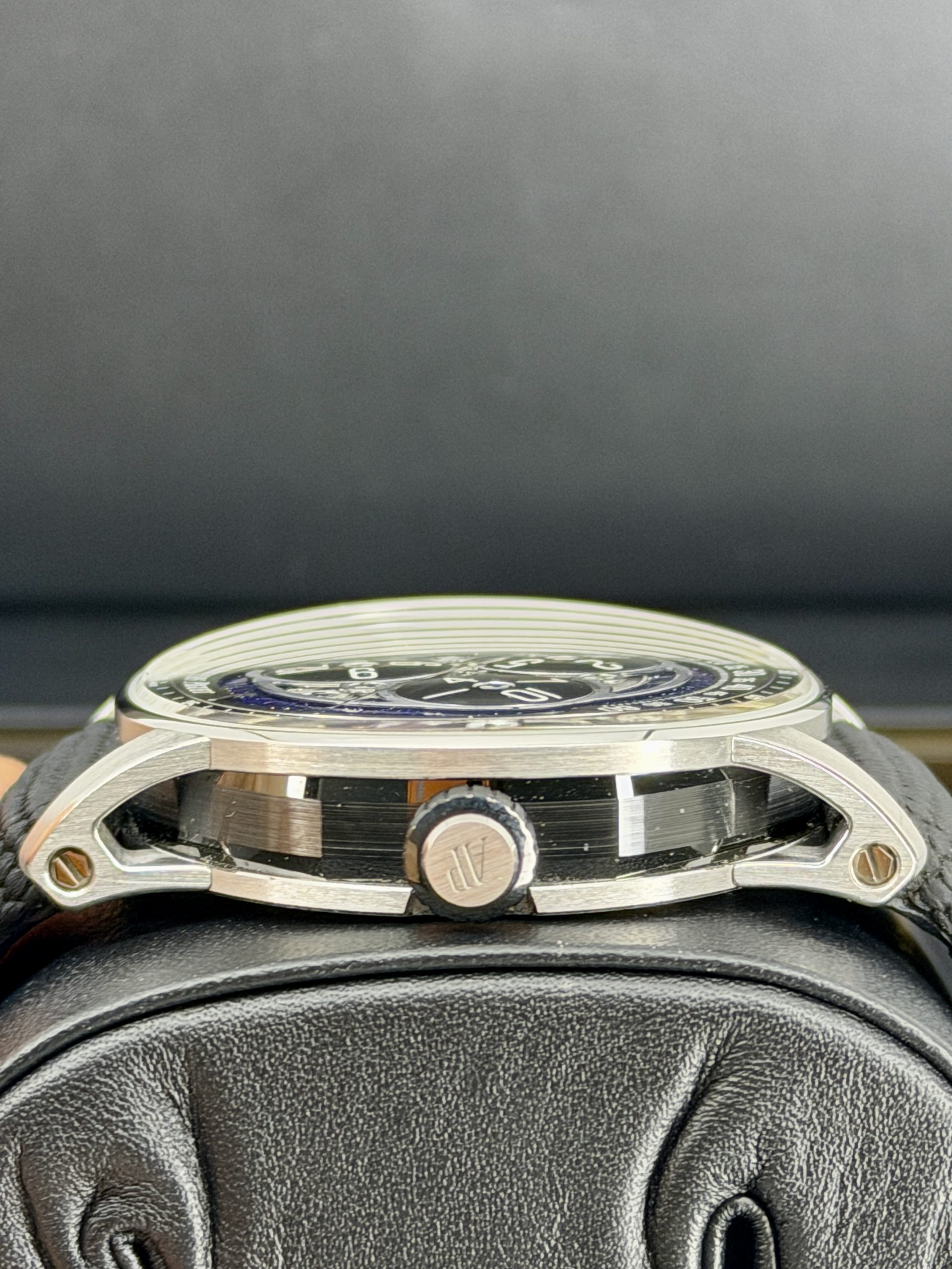 Side Shot pre-owned Audemars Piguet Starwheel 15212NB