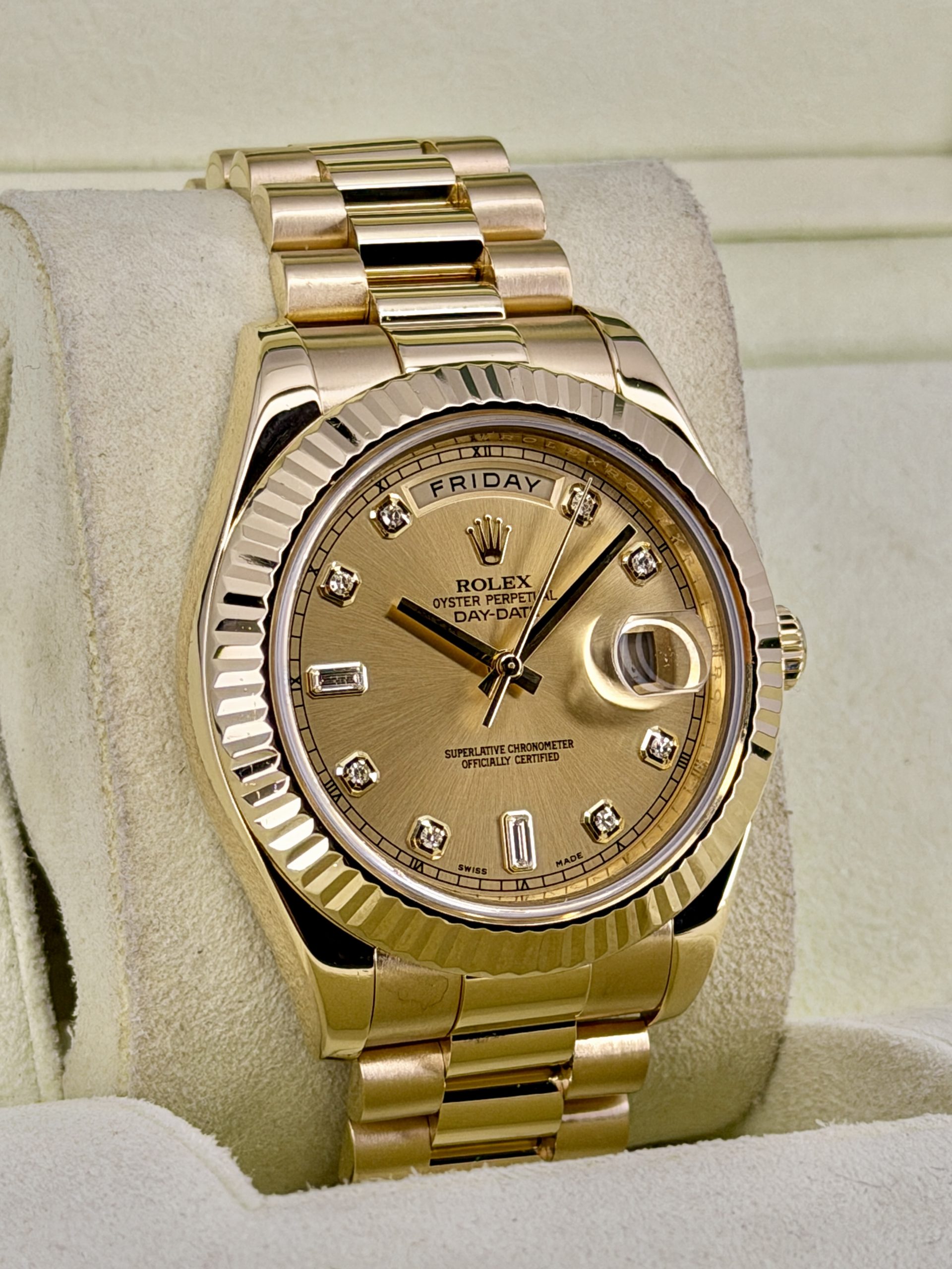 Side Face 2 pre-owned Rolex Day-Date 218238