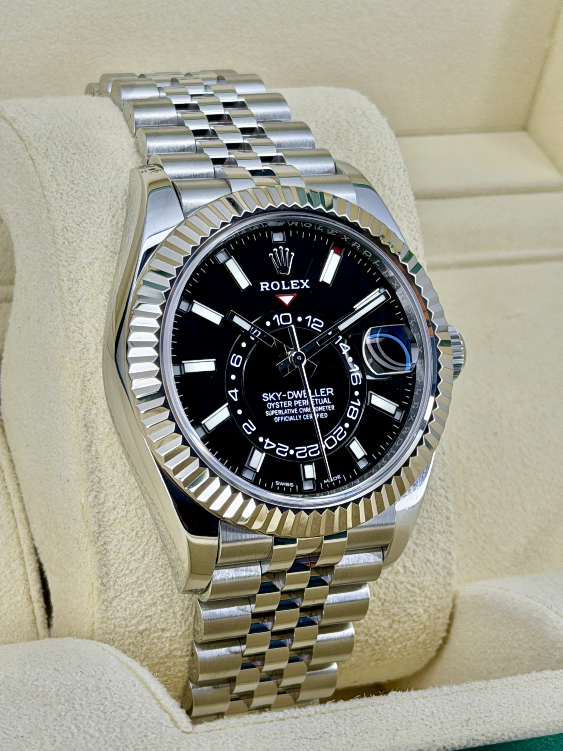 Side Face 2 pre-owned Rolex Sky-Dweller 326934