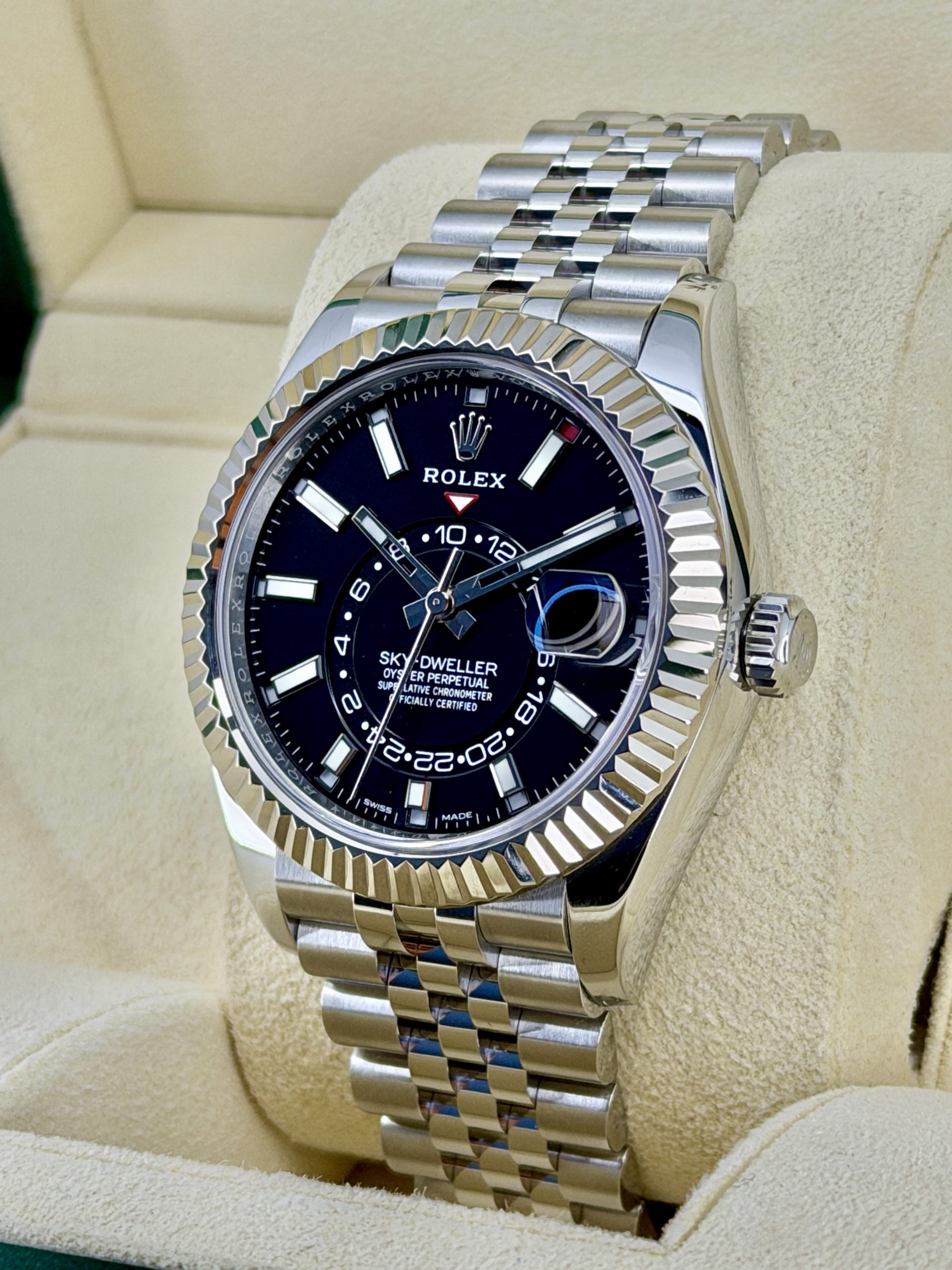 Side Face pre-owned Rolex Sky-Dweller 326934