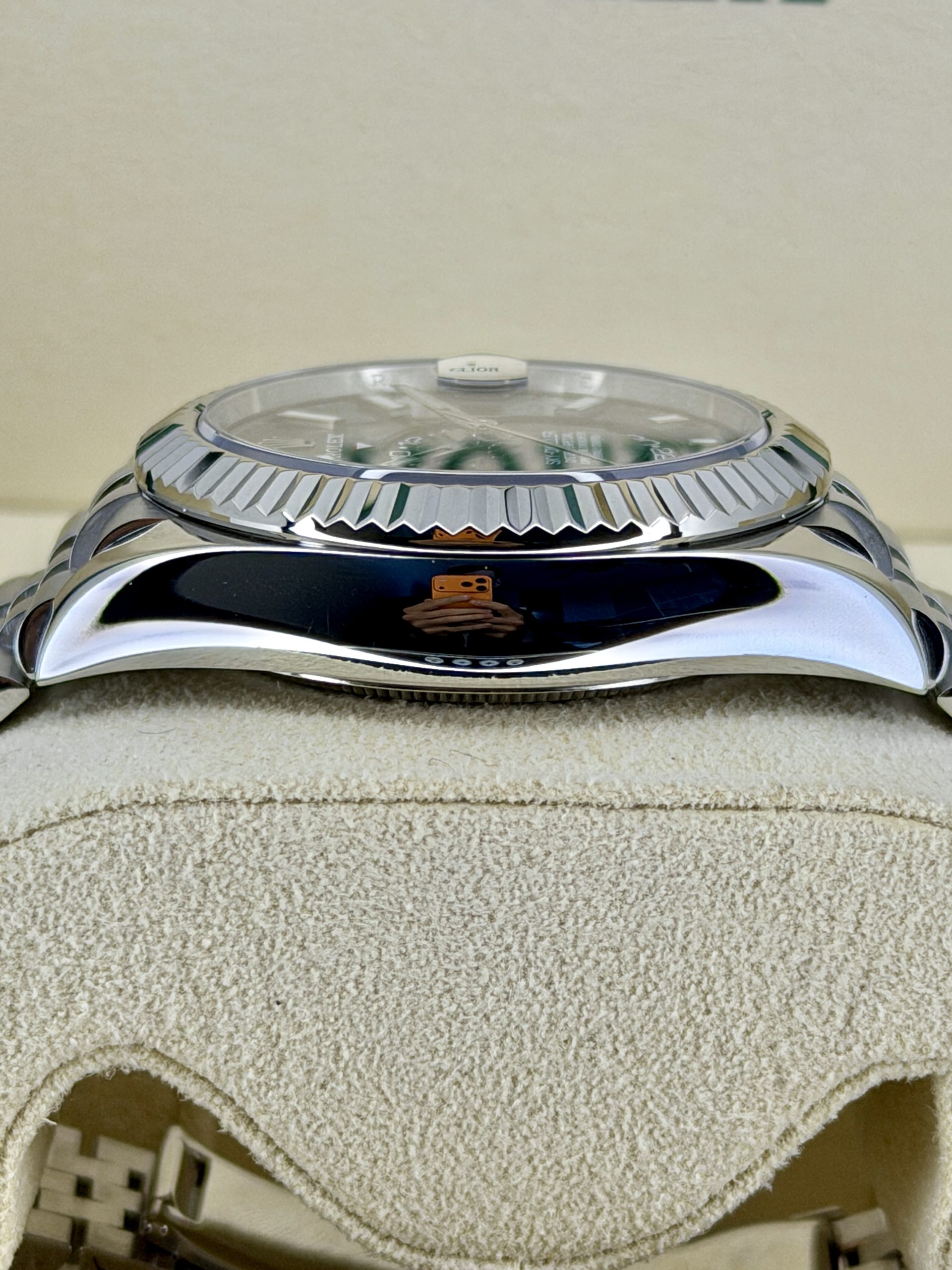 Side Shot 2 pre-owned Rolex Sky-Dweller 326934