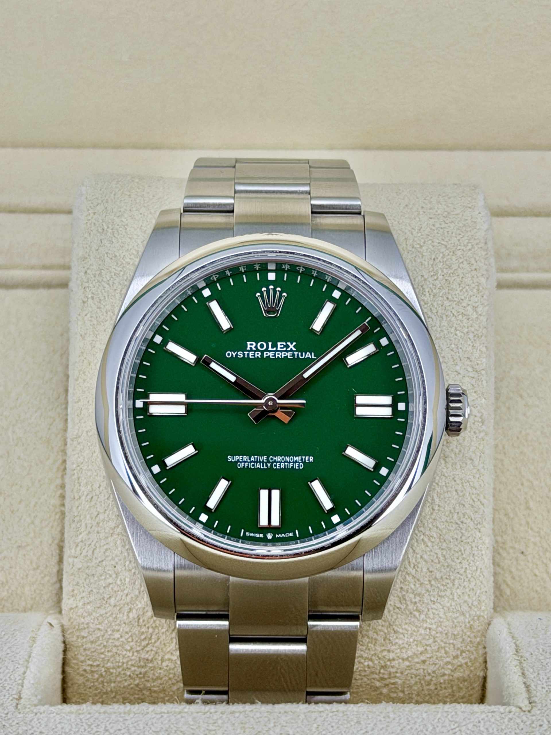 Front Face pre-owned Rolex Oyster Perpetual 124300