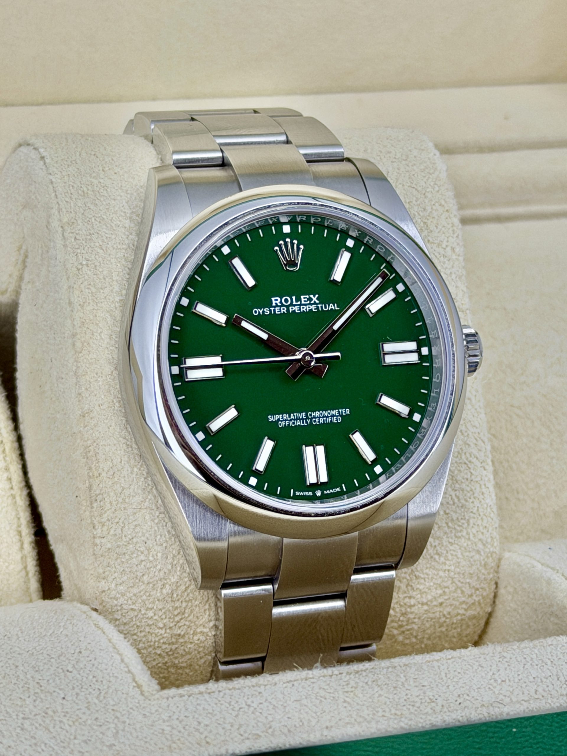 Side Face 2 pre-owned Rolex Oyster Perpetual 124300