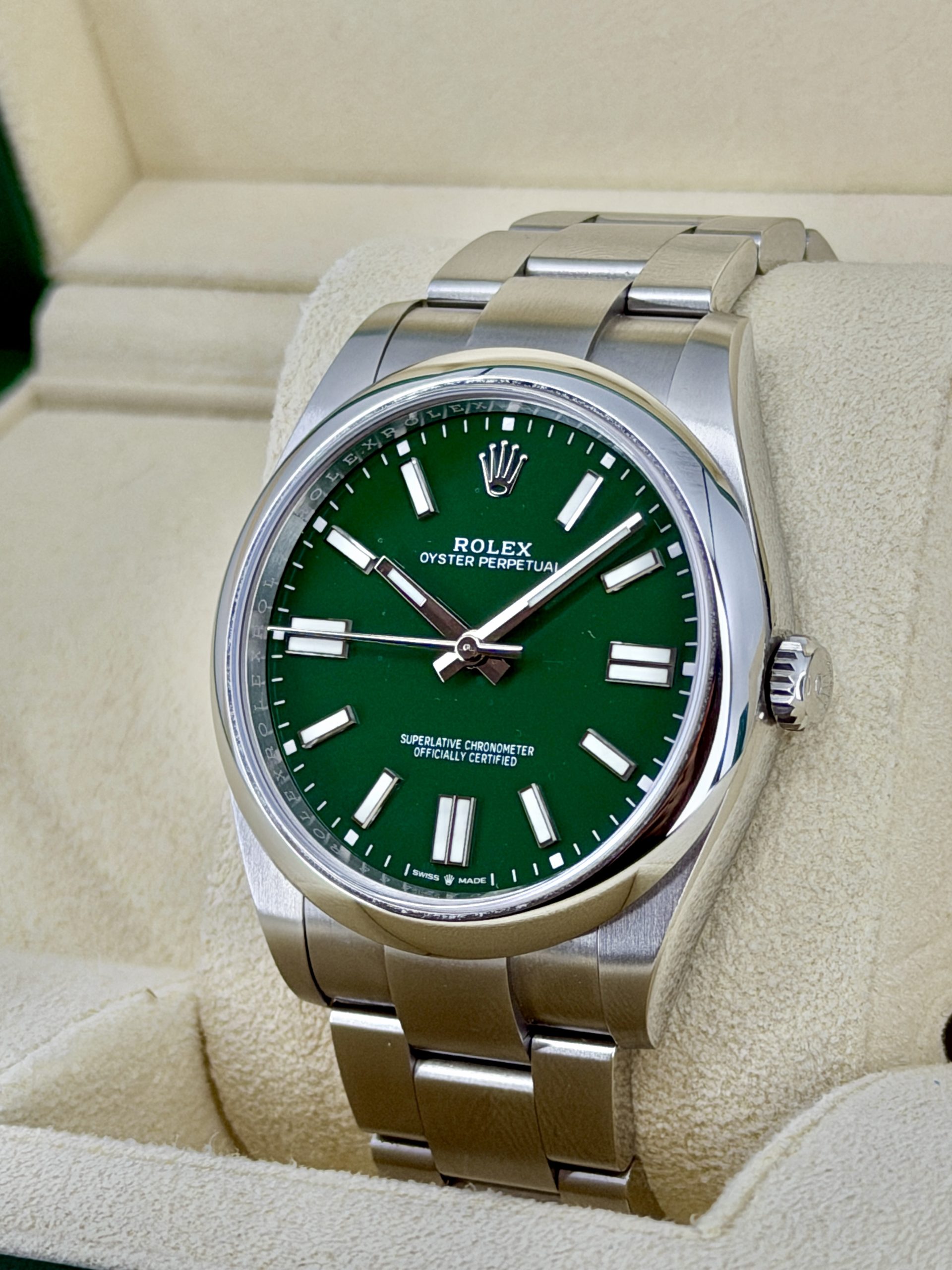 Side Face pre-owned Rolex Oyster Perpetual 124300