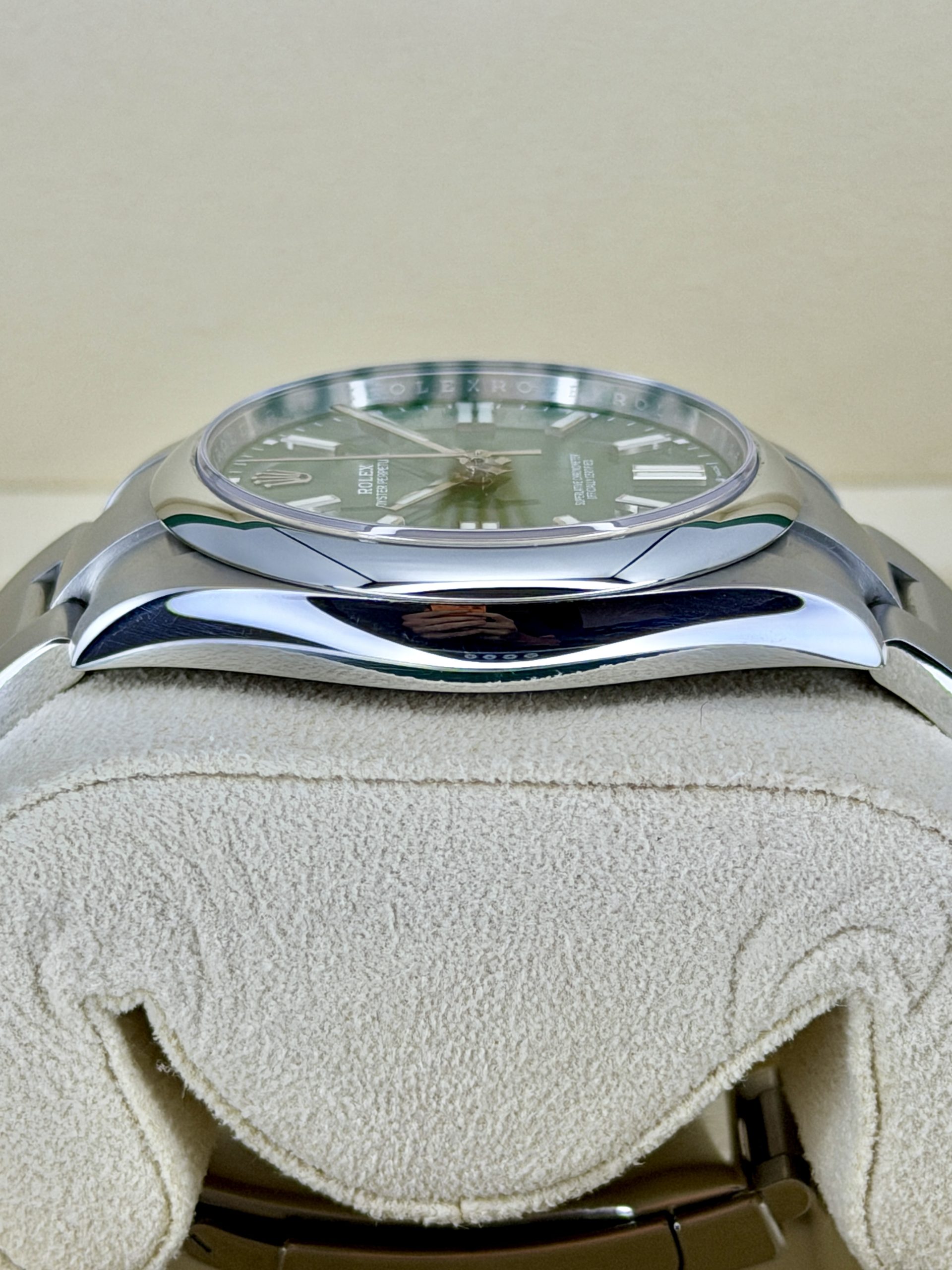 Side Shot 2 pre-owned Rolex Oyster Perpetual 124300