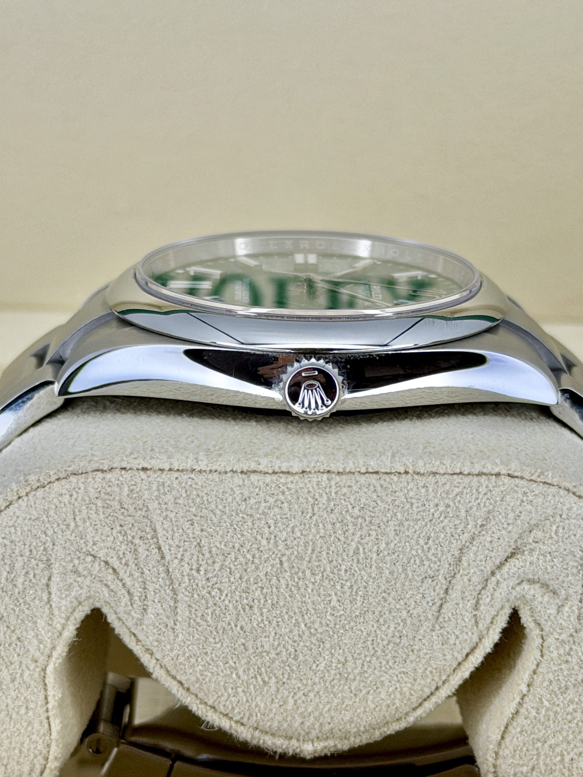 Side Shot pre-owned Rolex Oyster Perpetual 124300
