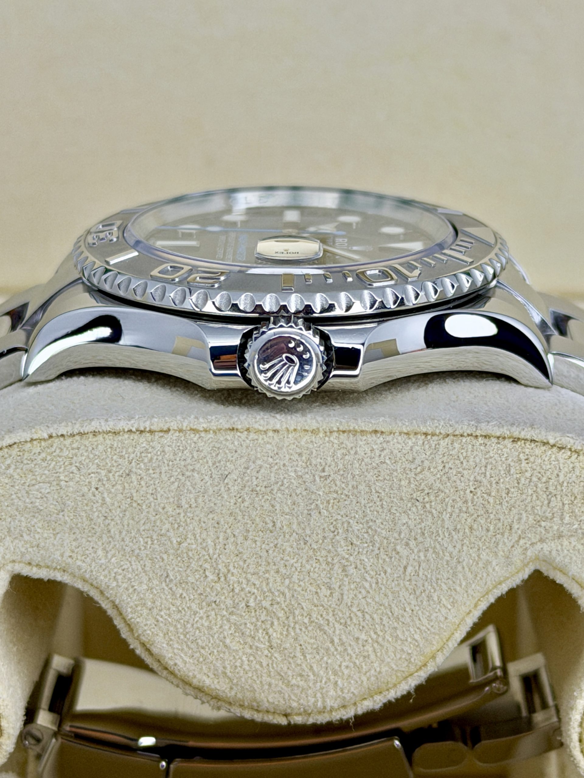 Side Case 2 Pre-Owned Rolex Yachtmaster 116622 Rhodium