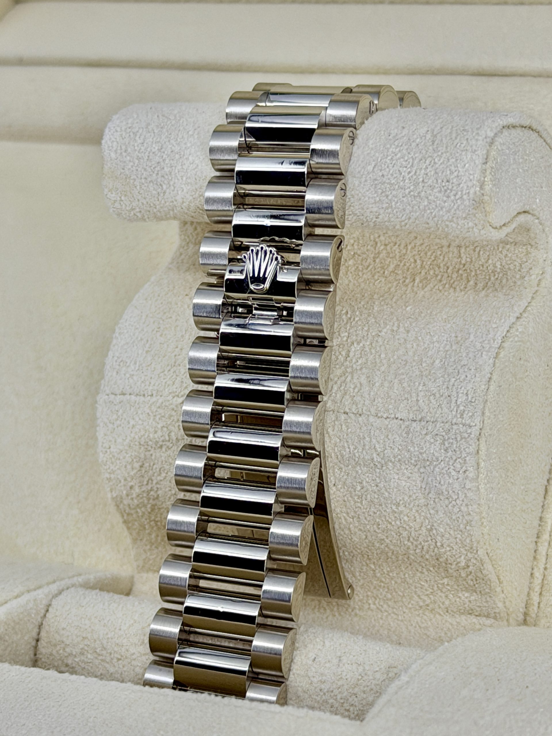 Bracelet 2 Pre-Owned Rolex Day-Date 128239 White Roman