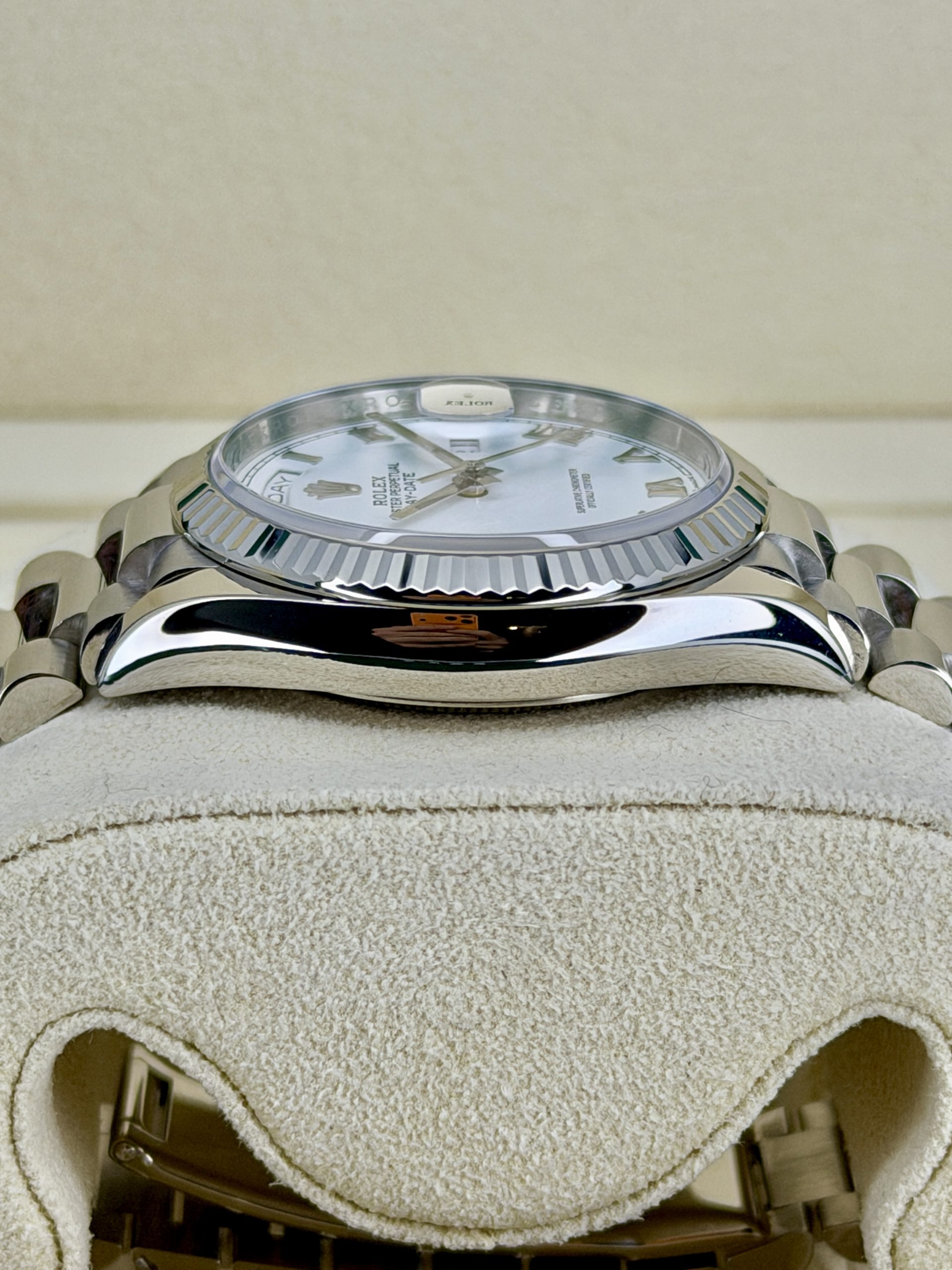 Side Case Pre-Owned Rolex Day-Date 128239 White Roman