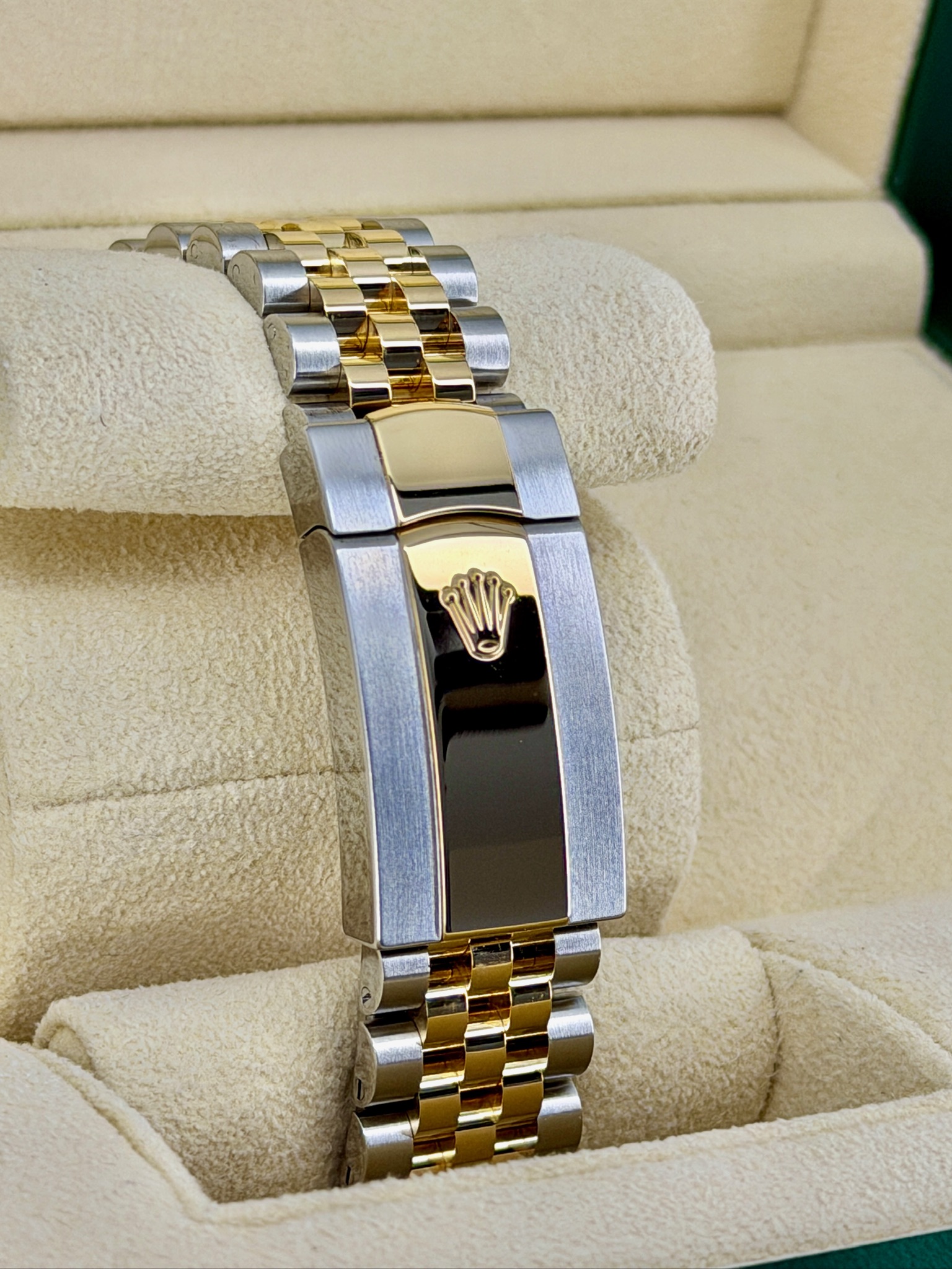 Bracelet 2 Pre-Owned Rolex DateJust 126233 Box and Papers