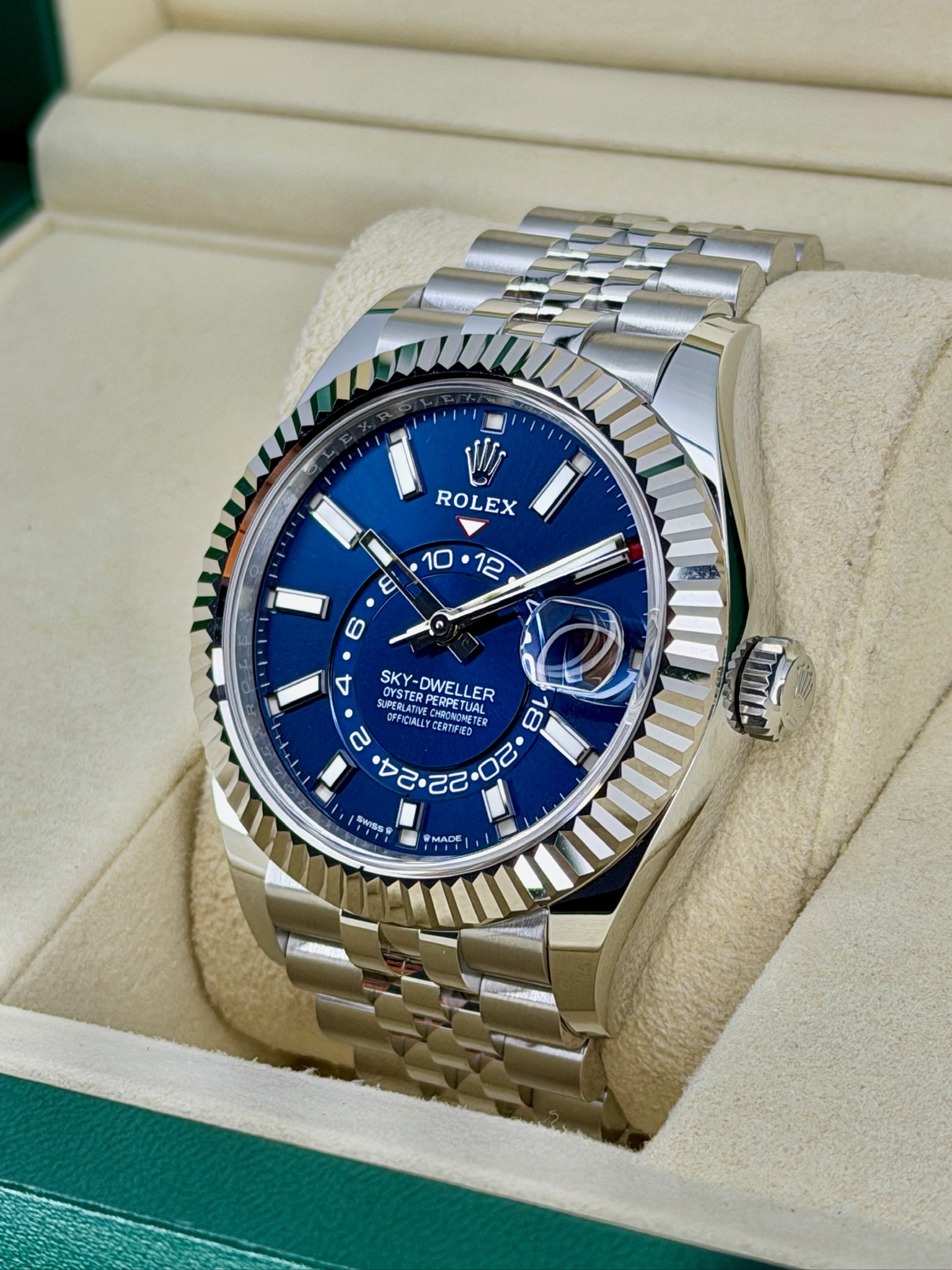 Side Face Pre-Owned Rolex Sky-Dweller 336934