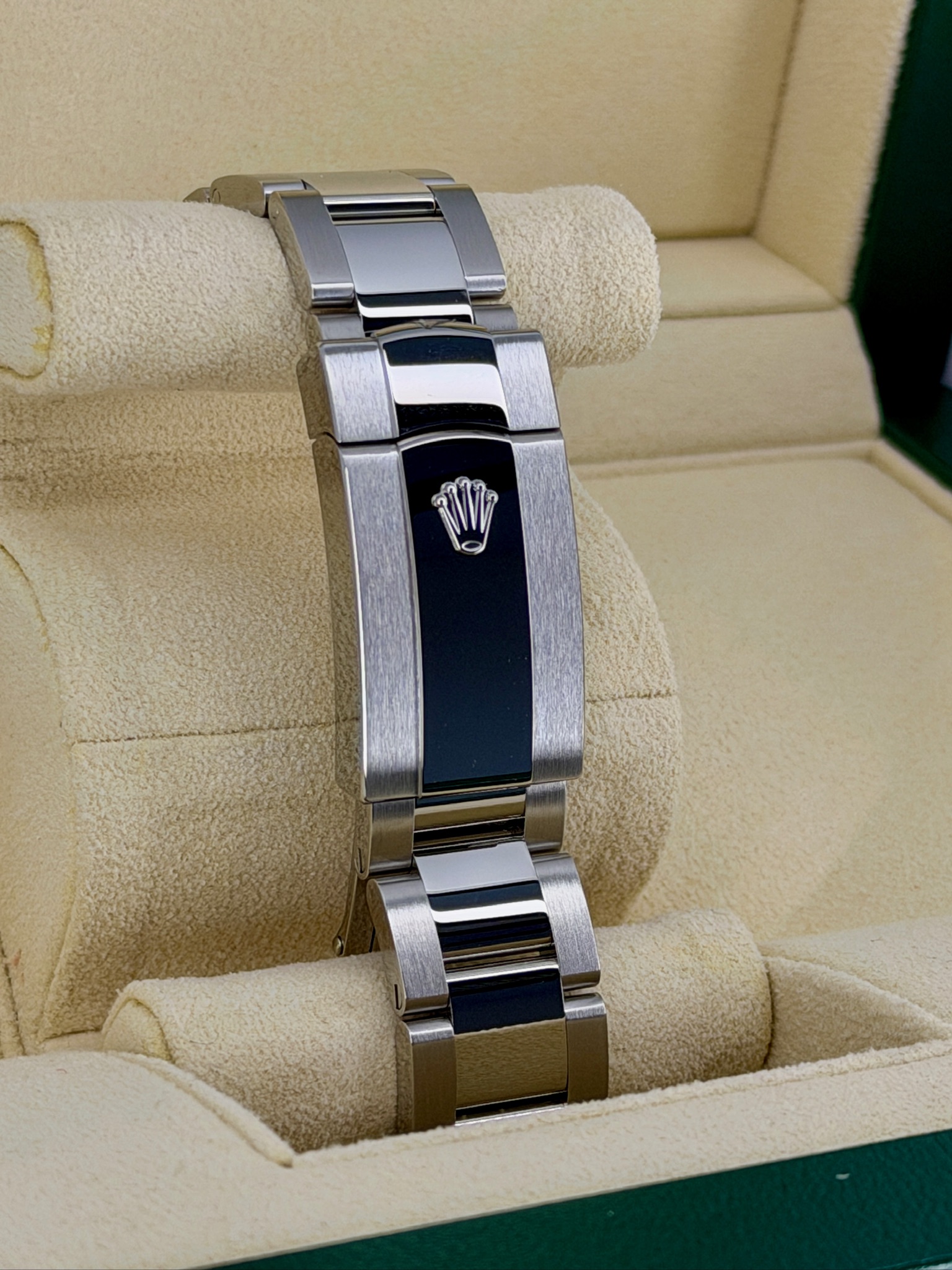 Bracelet 2 Pre-Owned Rolex DateJust 126300 Box and Papers
