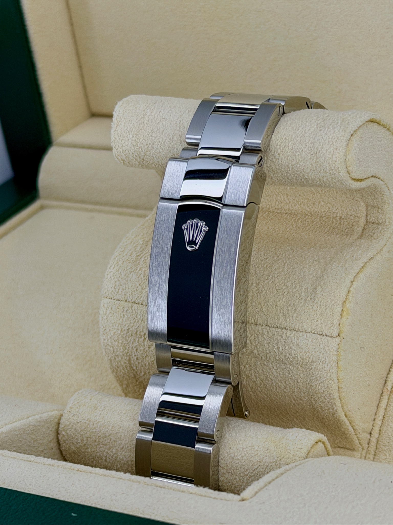 Bracelet Pre-Owned Rolex DateJust 126300 Box and Papers