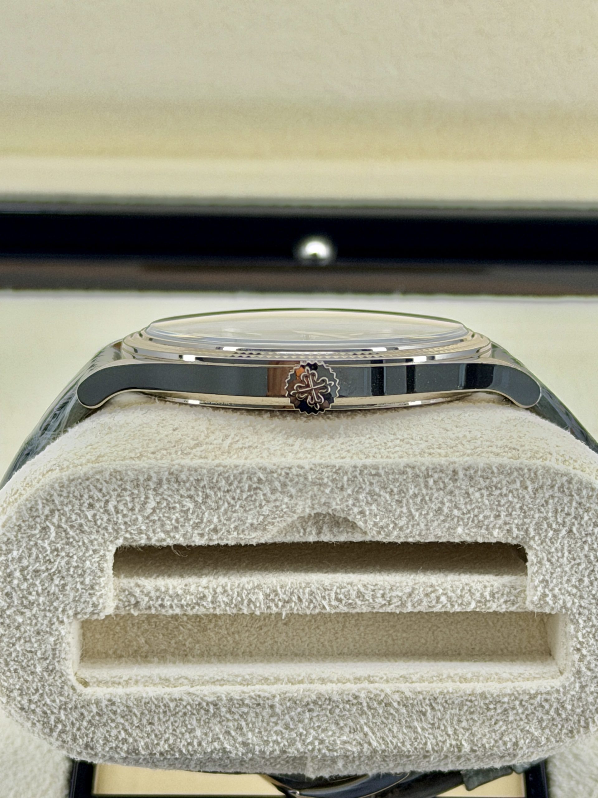 Side Shot Pre-owned Patek Philippe Calatrava 6119G