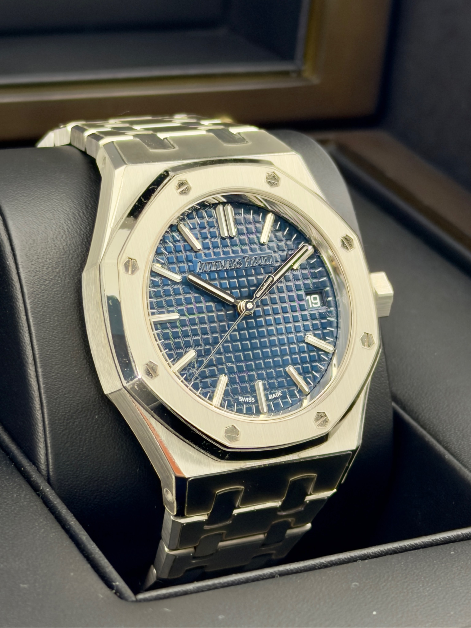 Side Face 2 Pre-Owned Audemars Piguet 15550st Box and Papers