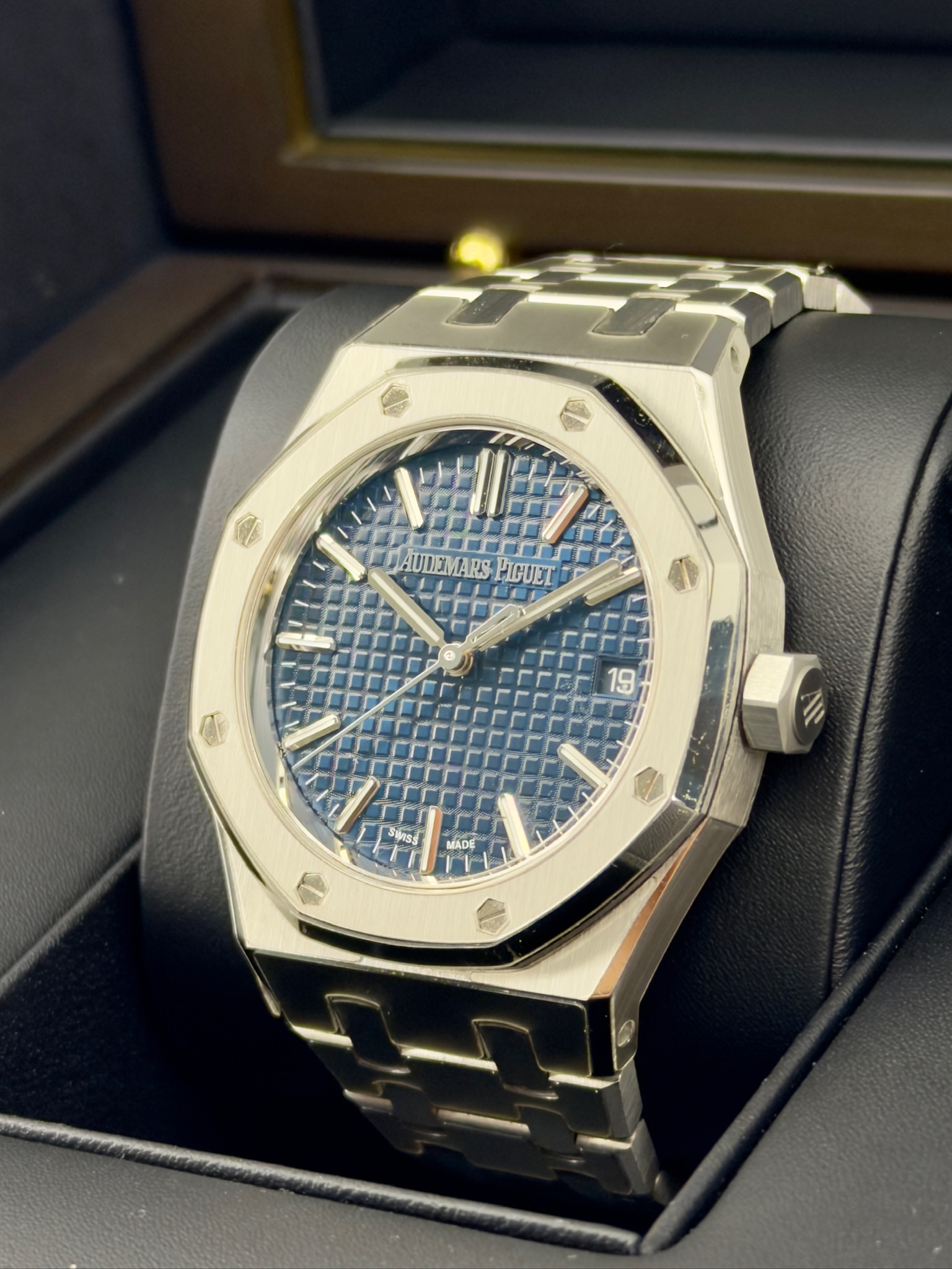 Side Face Pre-Owned Audemars Piguet 15550st Box and Papers